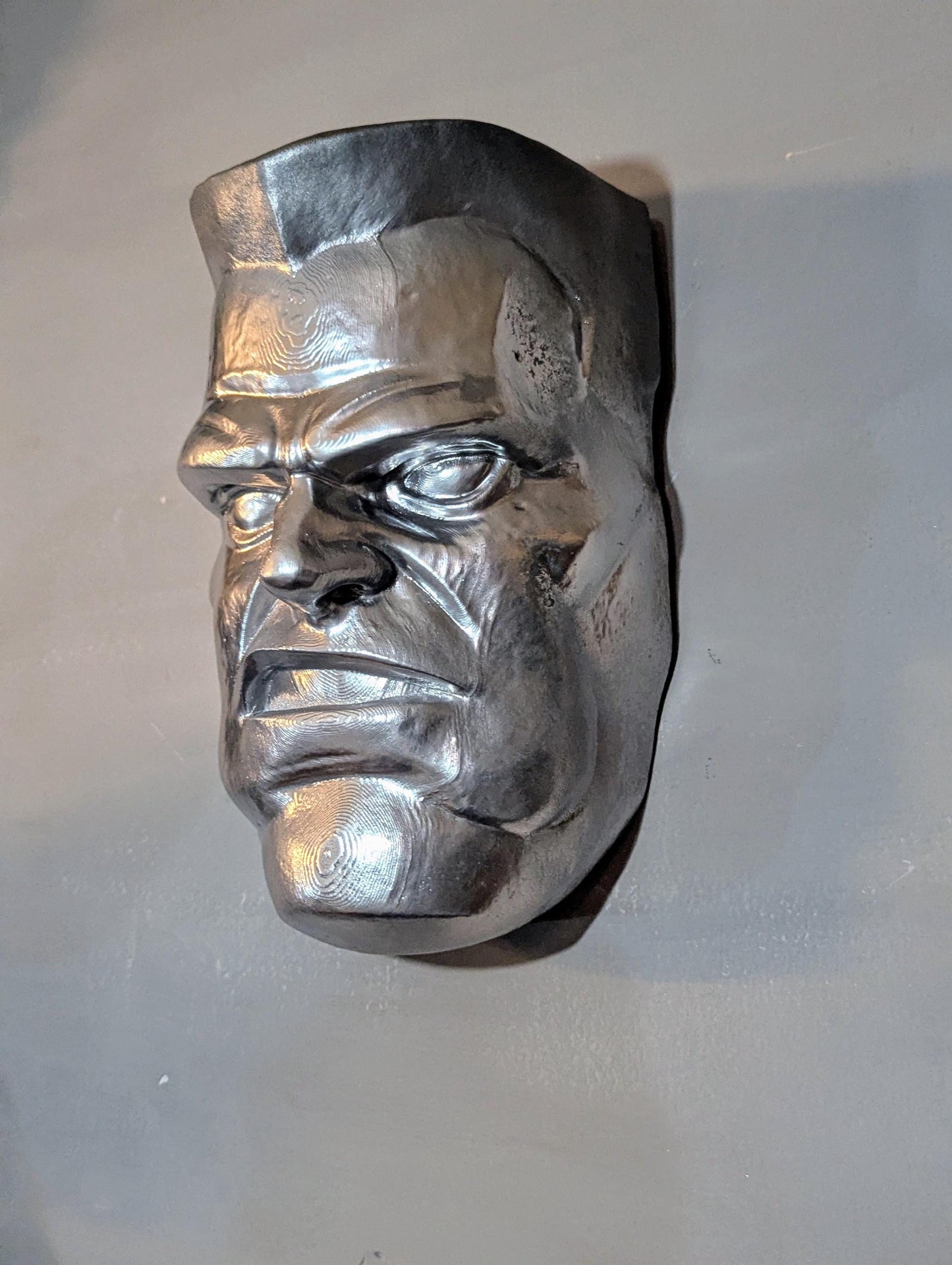 021 "CLS" – Testa a Muro Artistica di Colossus • Fan Art 3D Dipinta a Mano • 22×14×9 cm