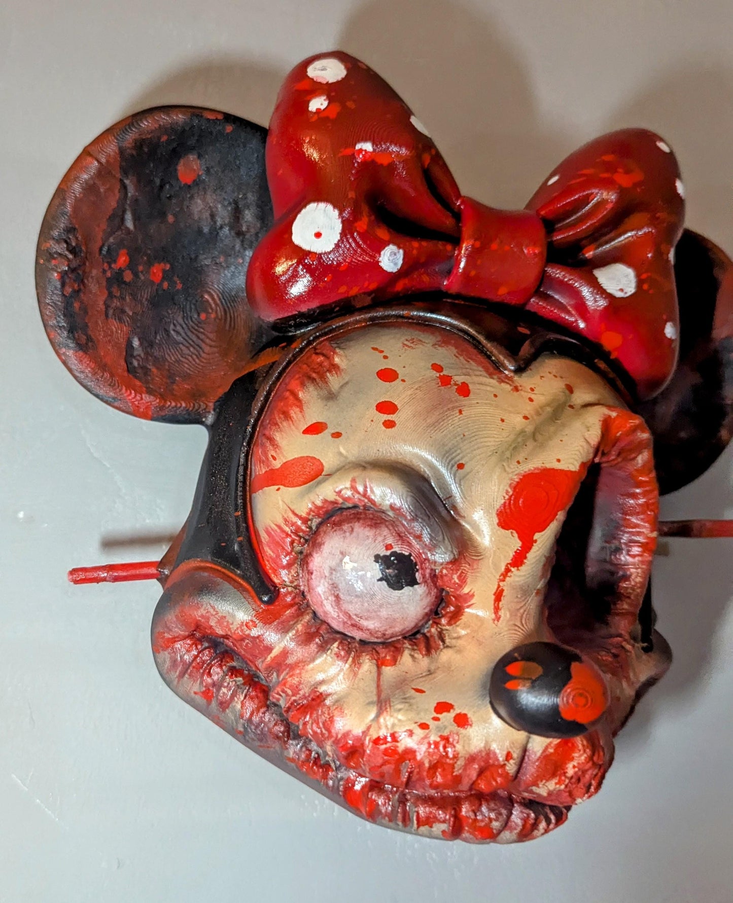 023 "MNZ" – The Murder Brush • Testa a Muro Pulp Horror 3D Dipinta a Mano • 21×24×12 cm