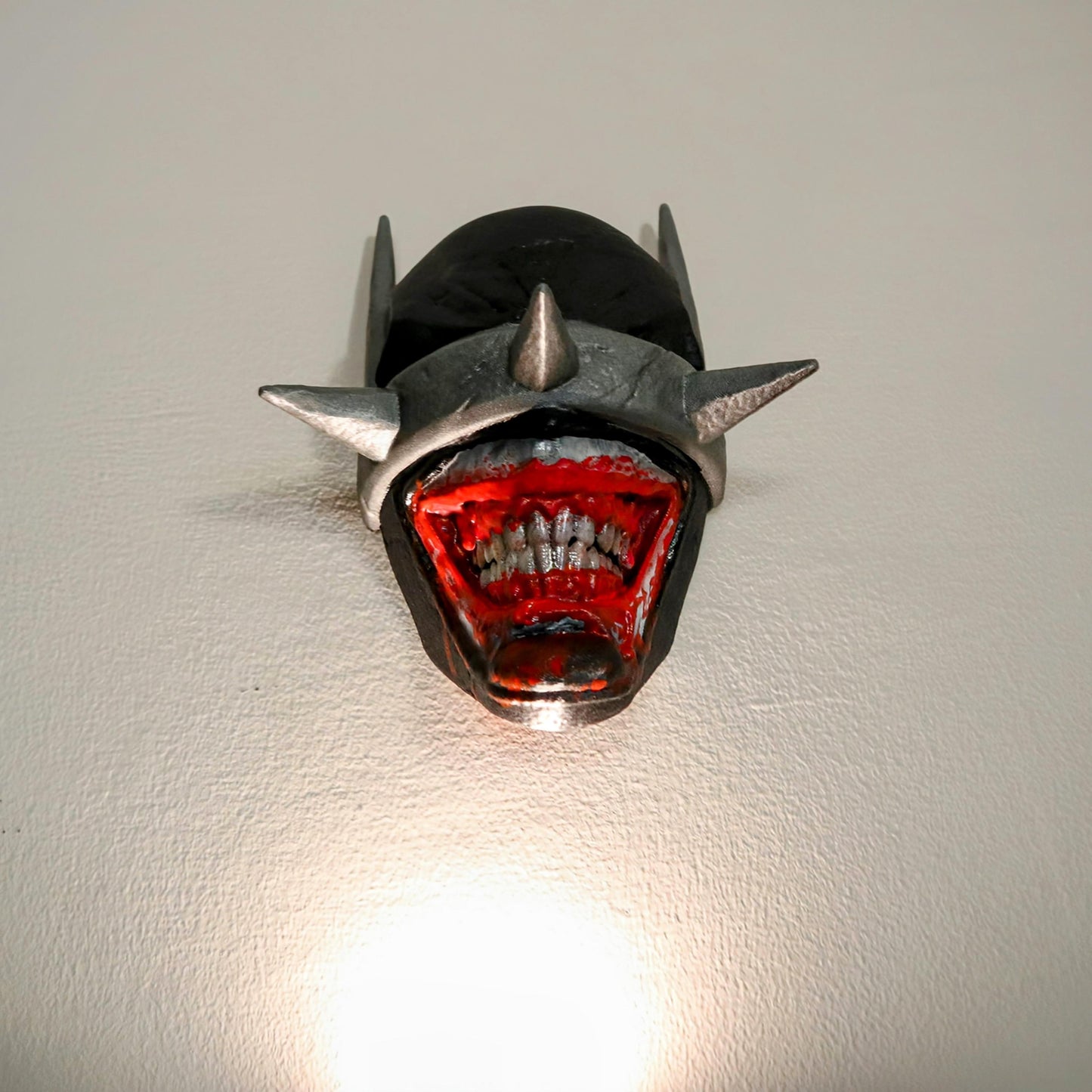 025 “BWL” – Testa a Muro Artistica di Batman Who Laughs • Fan Art 3D Dipinta a Mano • 23×17×13 cm