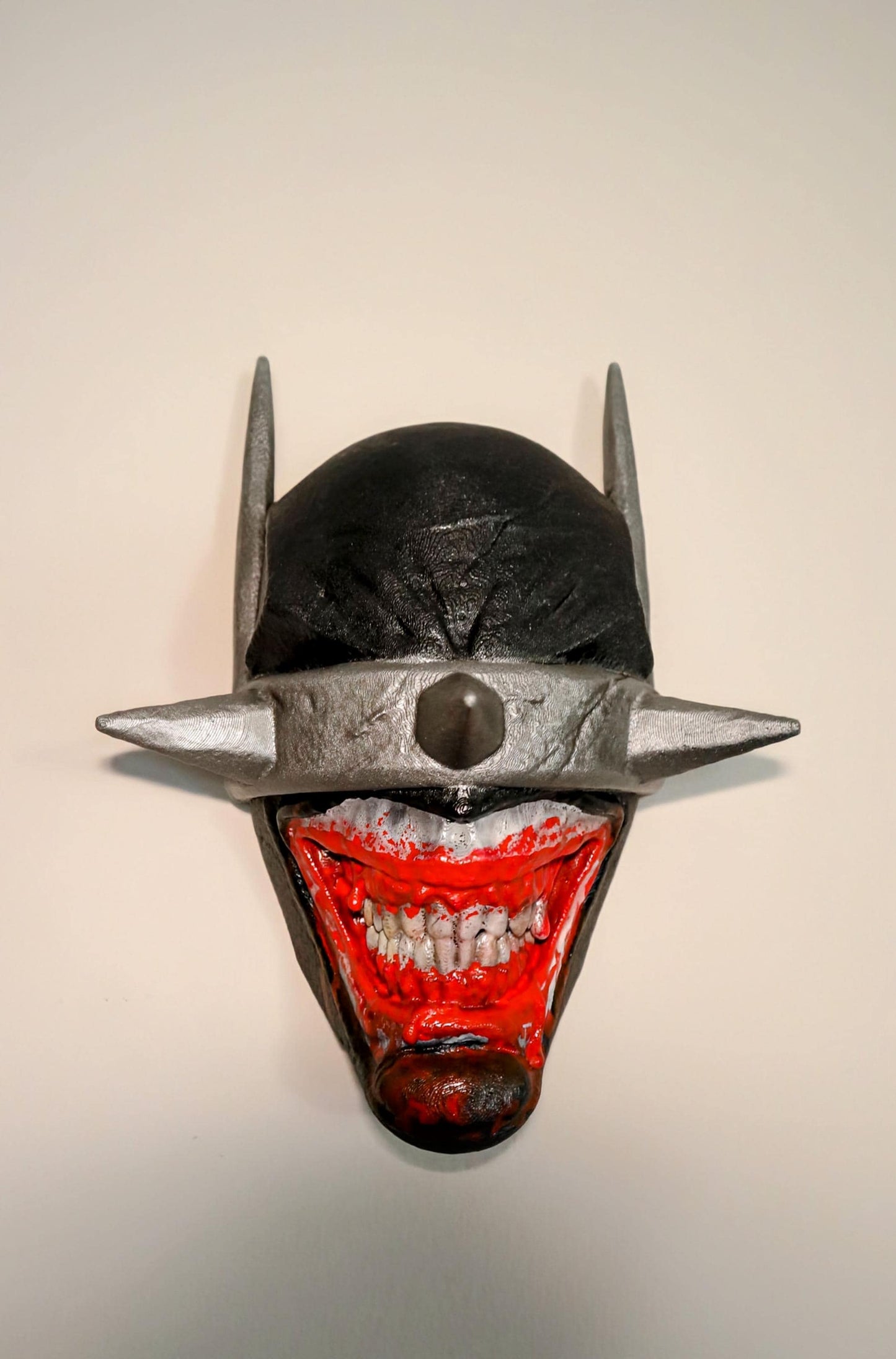 025 “BWL” – Testa a Muro Artistica di Batman Who Laughs • Fan Art 3D Dipinta a Mano • 23×17×13 cm