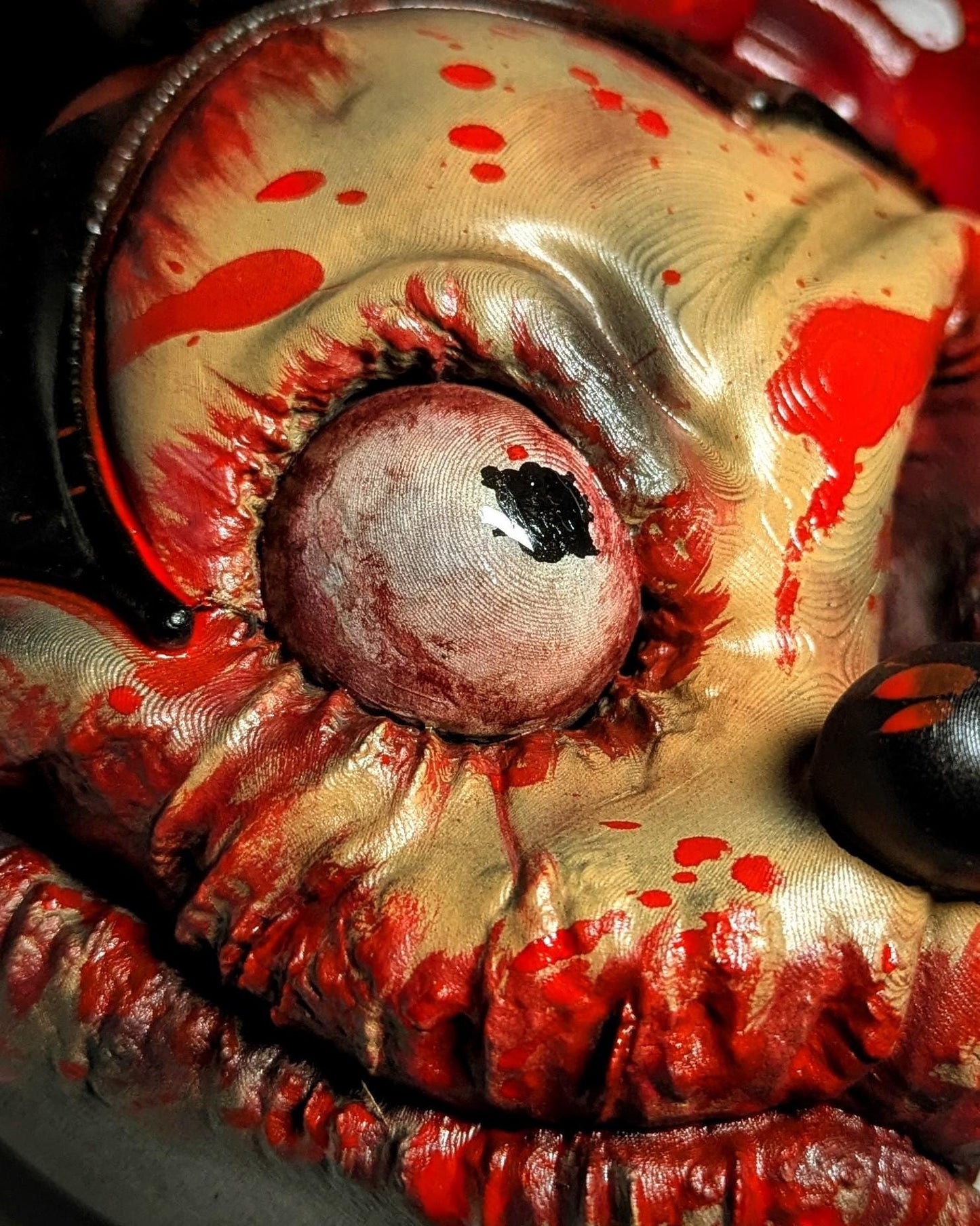 023 "MNZ" – The Murder Brush • Testa a Muro Pulp Horror 3D Dipinta a Mano • 21×24×12 cm