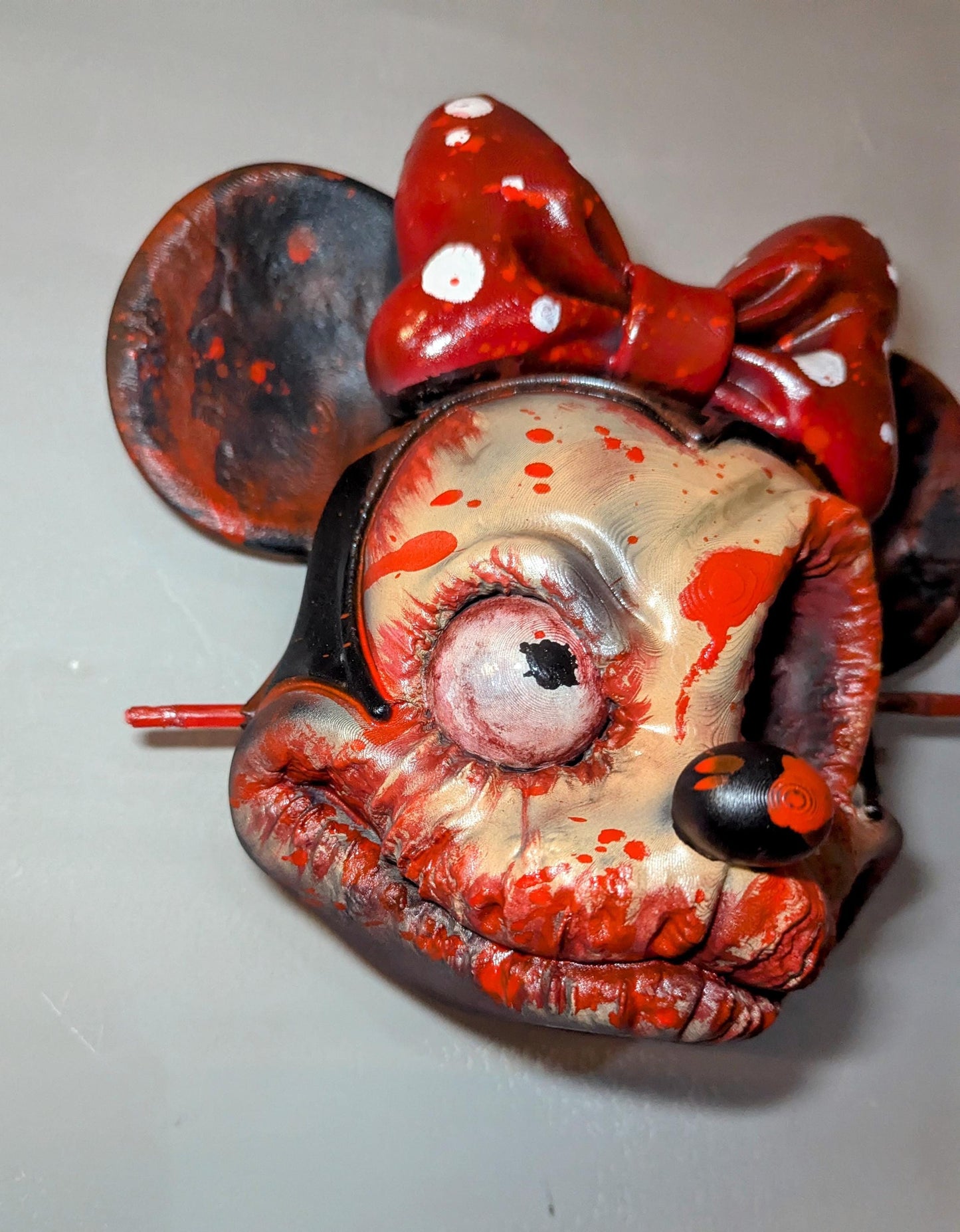 023 "MNZ" – The Murder Brush • Testa a Muro Pulp Horror 3D Dipinta a Mano • 21×24×12 cm