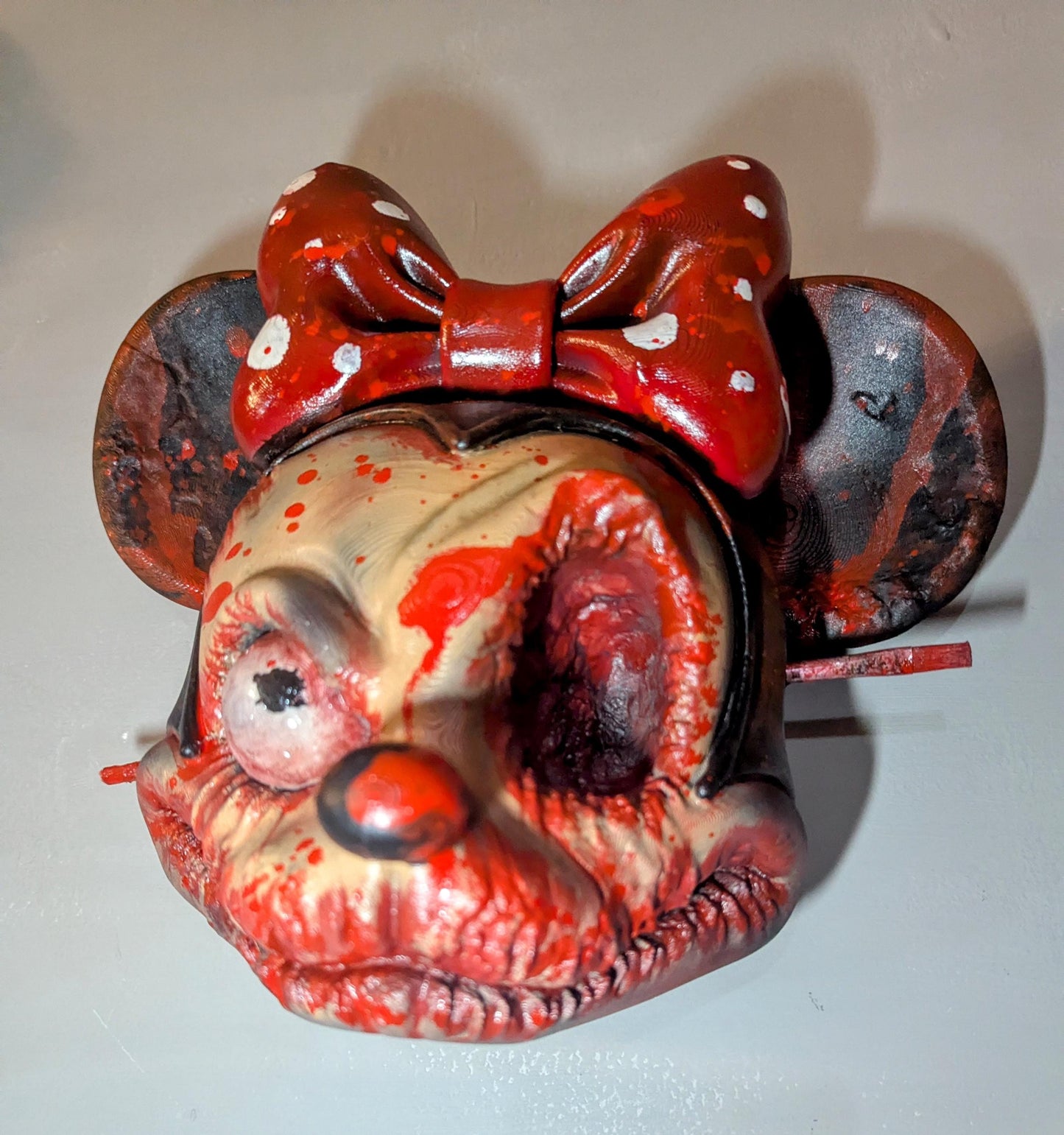 023 "MNZ" – The Murder Brush • Testa a Muro Pulp Horror 3D Dipinta a Mano • 21×24×12 cm