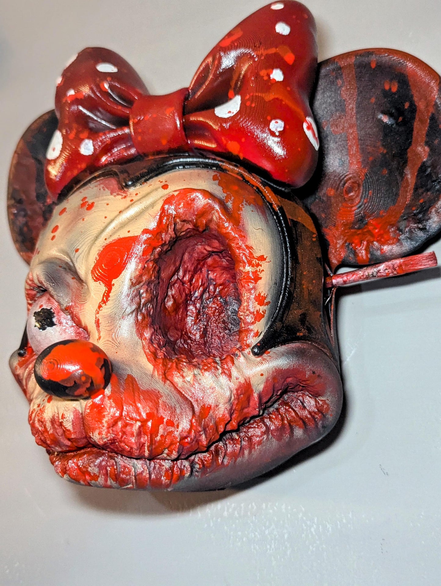 023 "MNZ" – The Murder Brush • Testa a Muro Pulp Horror 3D Dipinta a Mano • 21×24×12 cm