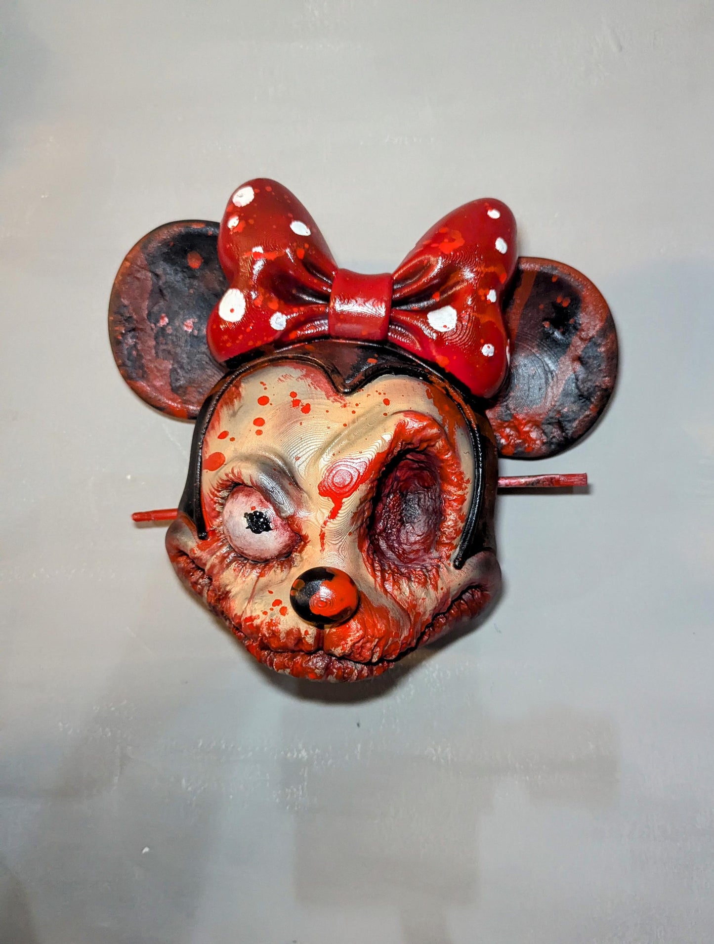 023 "MNZ" – The Murder Brush • Testa a Muro Pulp Horror 3D Dipinta a Mano • 21×24×12 cm