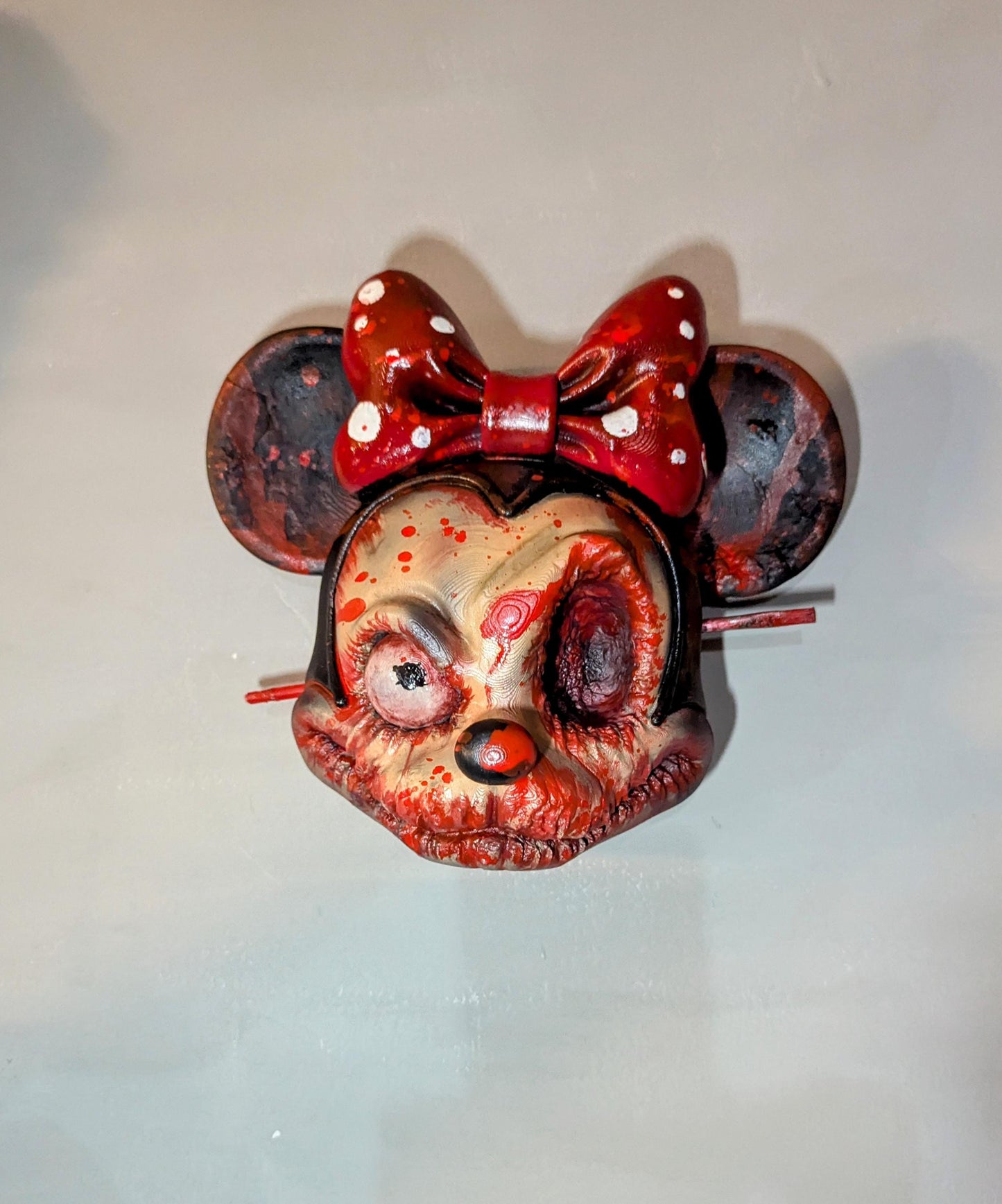 023 "MNZ" – The Murder Brush • Testa a Muro Pulp Horror 3D Dipinta a Mano • 21×24×12 cm