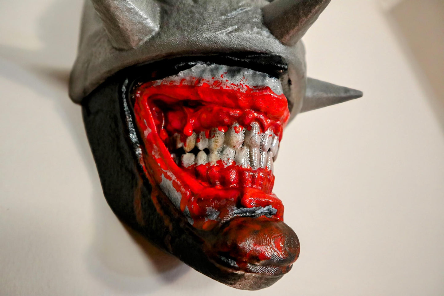 025 “BWL” – Testa a Muro Artistica di Batman Who Laughs • Fan Art 3D Dipinta a Mano • 23×17×13 cm