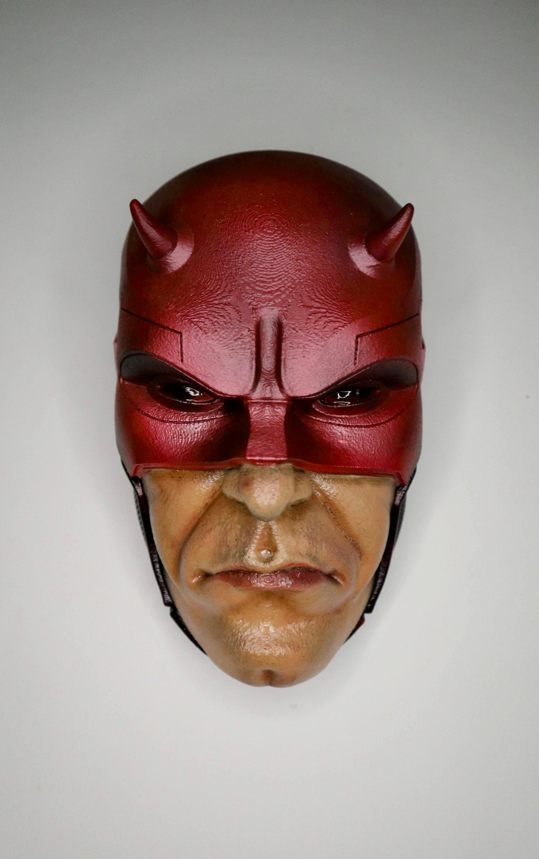 026 “DRD” – Testa a Muro Artistica di Daredevil • Fan Art 3D Dipinta a Mano • 24×15×11 cm