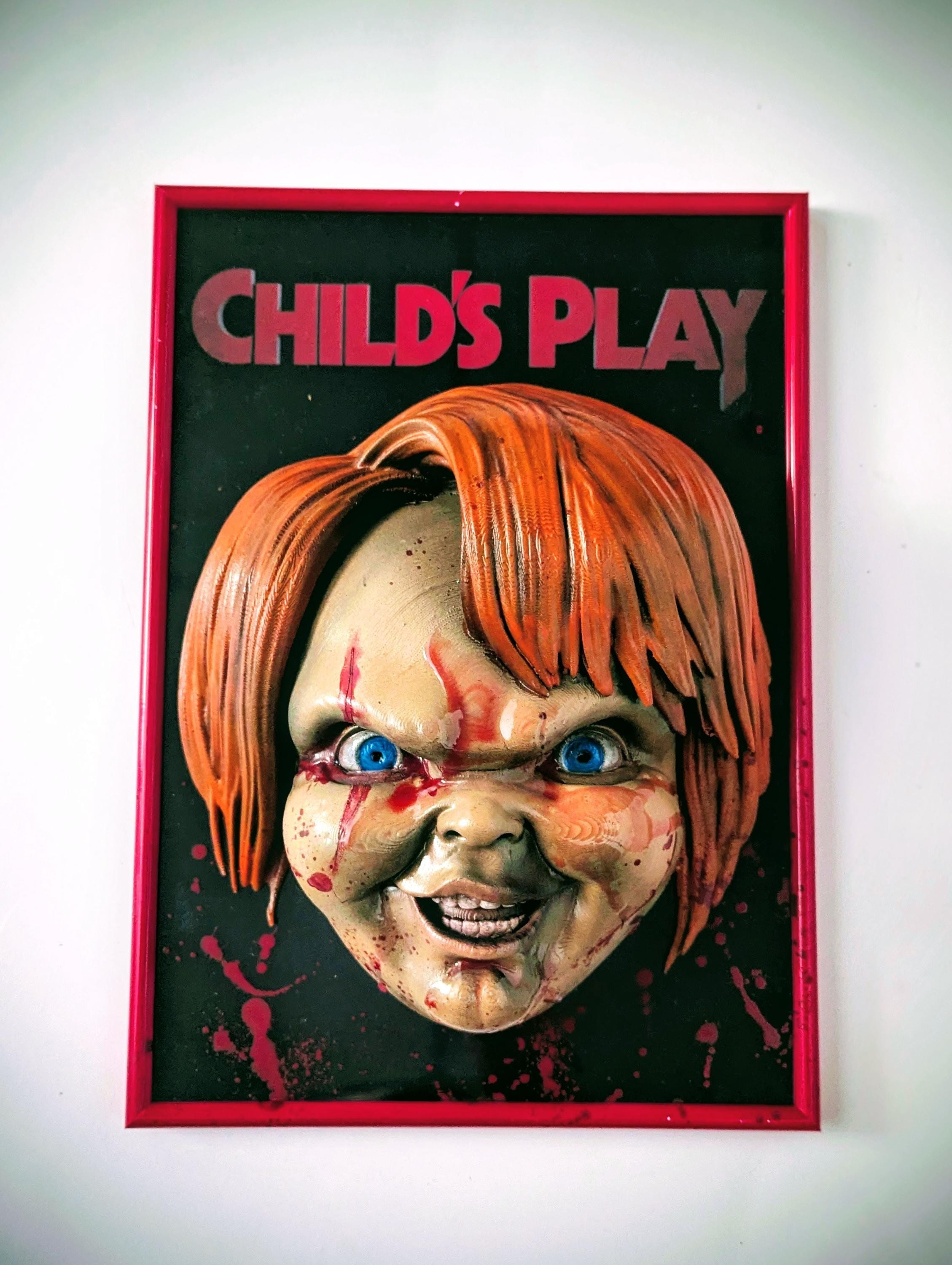 Smile Like a Killer – Scultura 3D da Parete Ispirata a Child's Play • Fan Art Chucky • Cornice Sanguinaria con Effetto Cinematografico