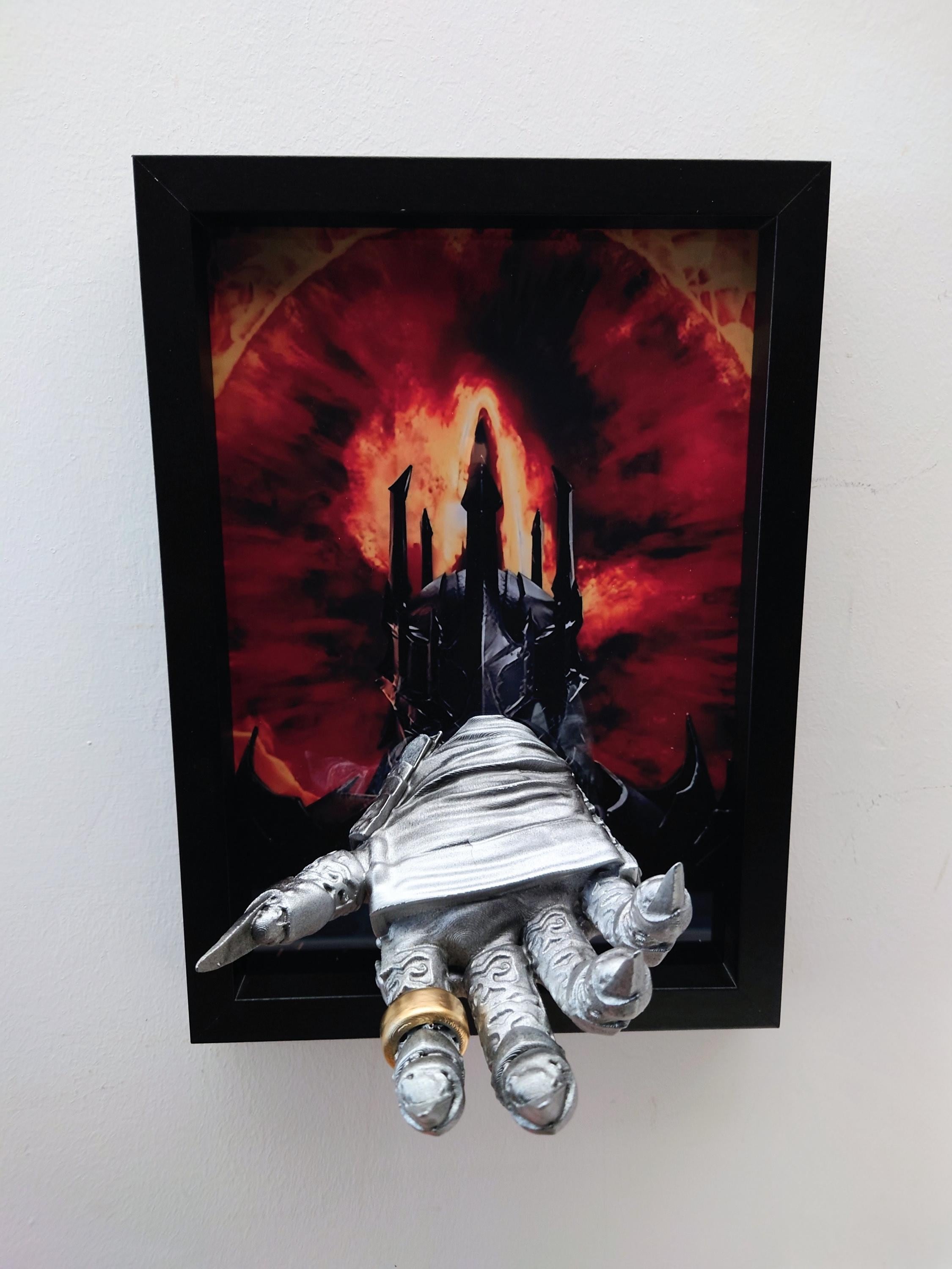Sauron Hand – Quadro 3D Artistico • Fan Art Dipinta a Mano • Lord of the Rings • 33×24×15 cm
