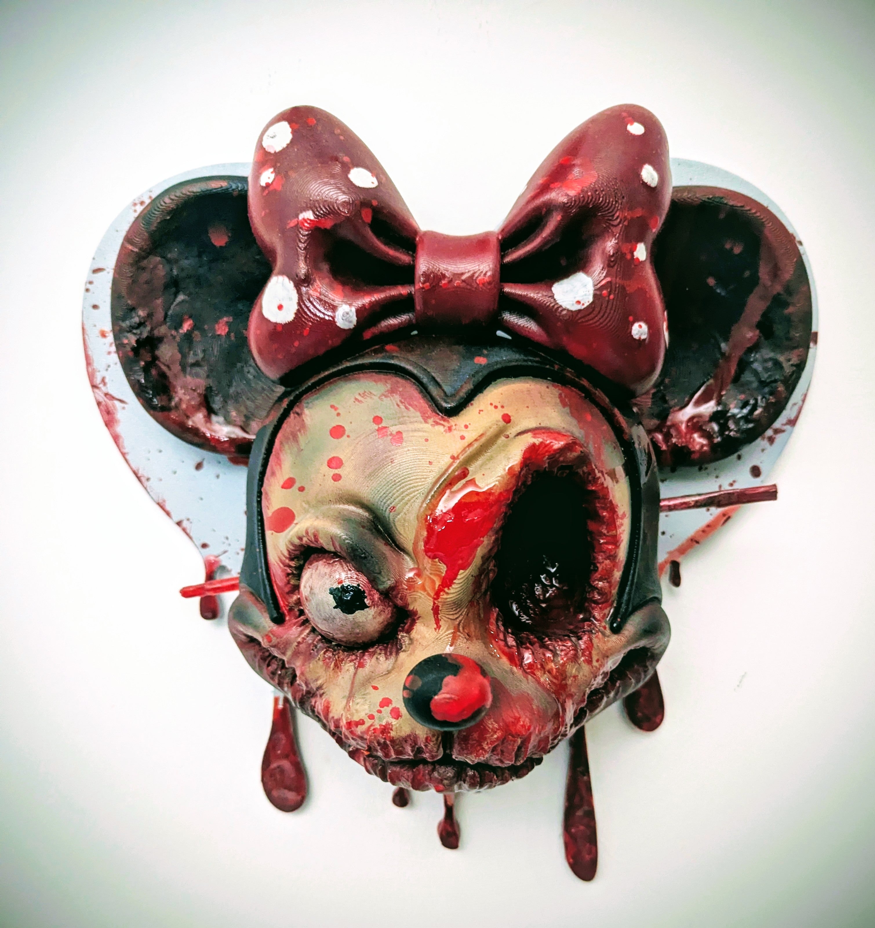 023 "MNZ" – The Murder Brush • Hand-Painted Pulp Horror 3D Wall Head • 21×24×12 cm