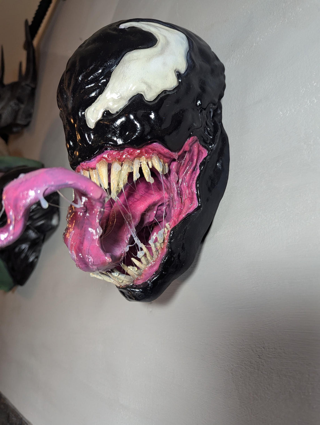 011 "VNM" – Venom Bust 3D Print – Hand-Painted Sculpture 26×20×15 cm – Unique Collector’s Piece