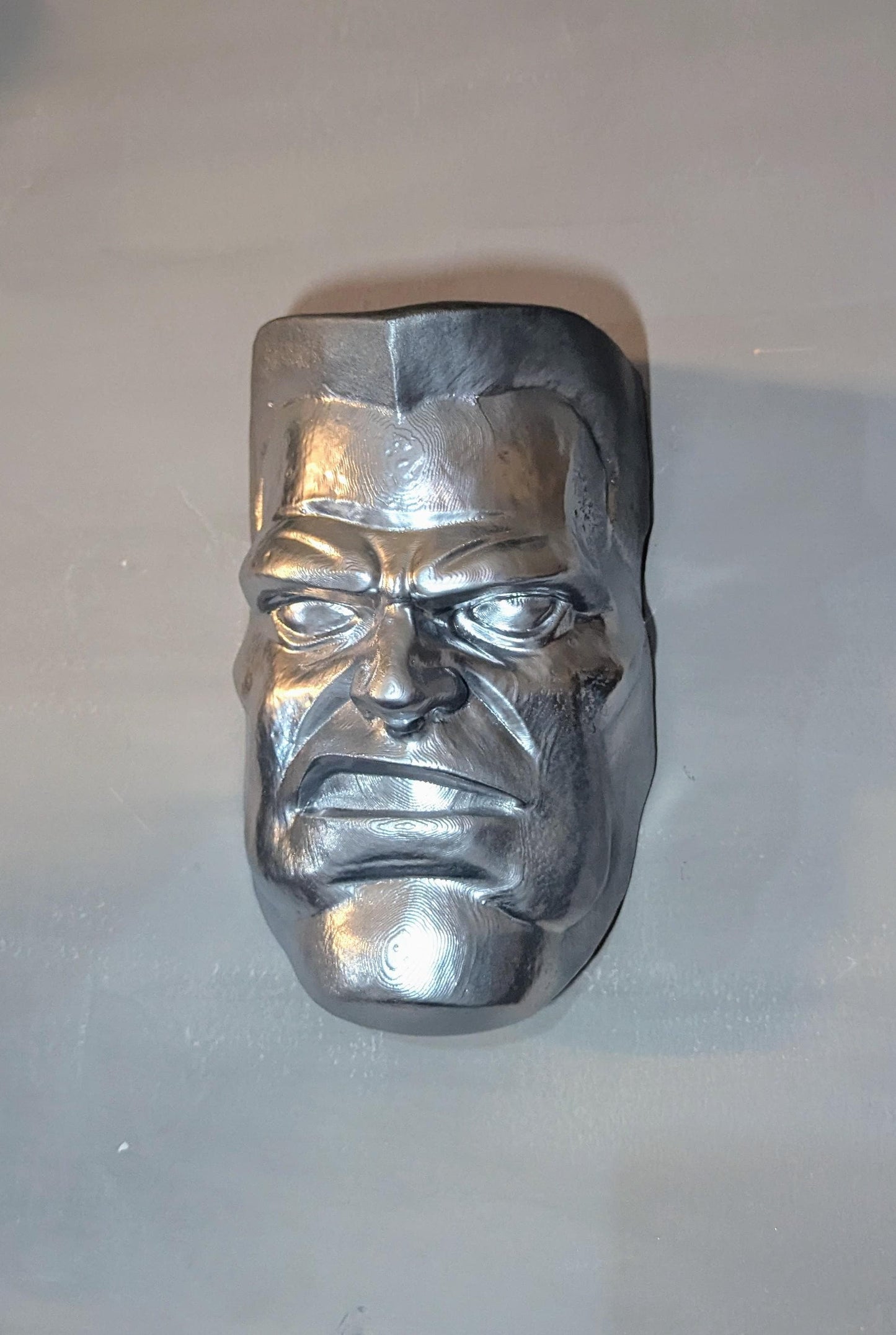 021 "CLS" – Testa a Muro Artistica di Colossus • Fan Art 3D Dipinta a Mano • 22×14×9 cm