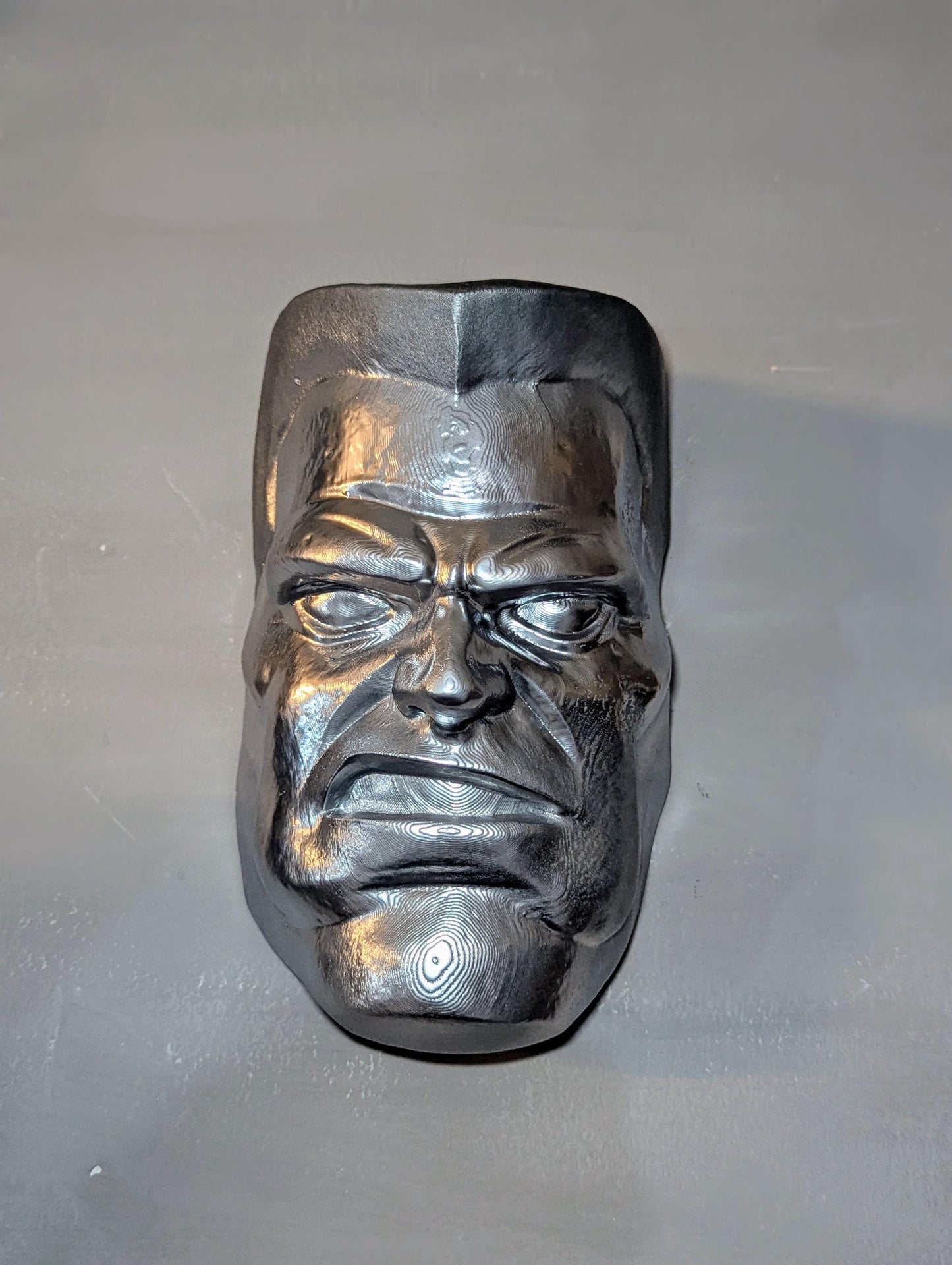 021 "CLS" – Testa a Muro Artistica di Colossus • Fan Art 3D Dipinta a Mano • 22×14×9 cm
