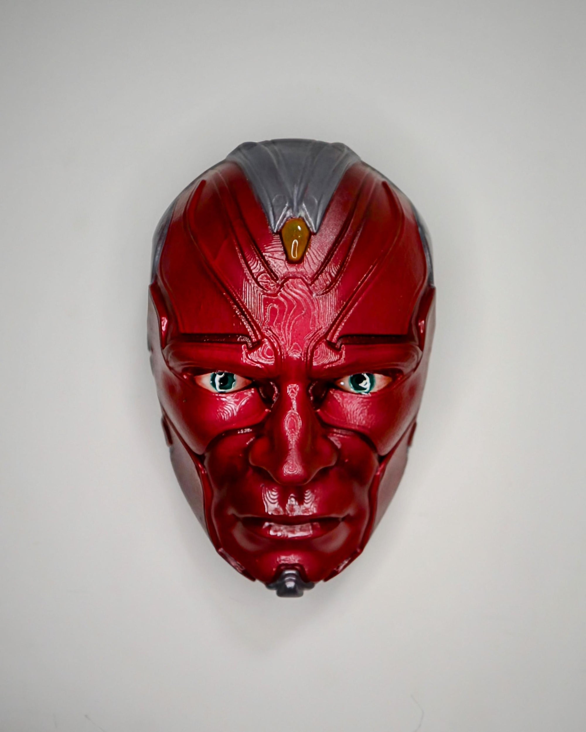 019 “VSN” – Testa a Muro Artistica di Visione Marvel • Fan Art 3D Dipinta a Mano • 23×15×10 cm