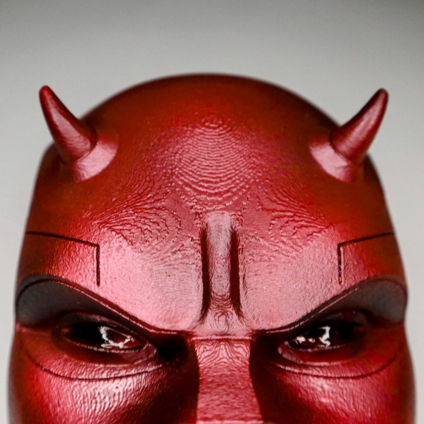 026 “DRD” – Testa a Muro Artistica di Daredevil • Fan Art 3D Dipinta a Mano • 24×15×11 cm