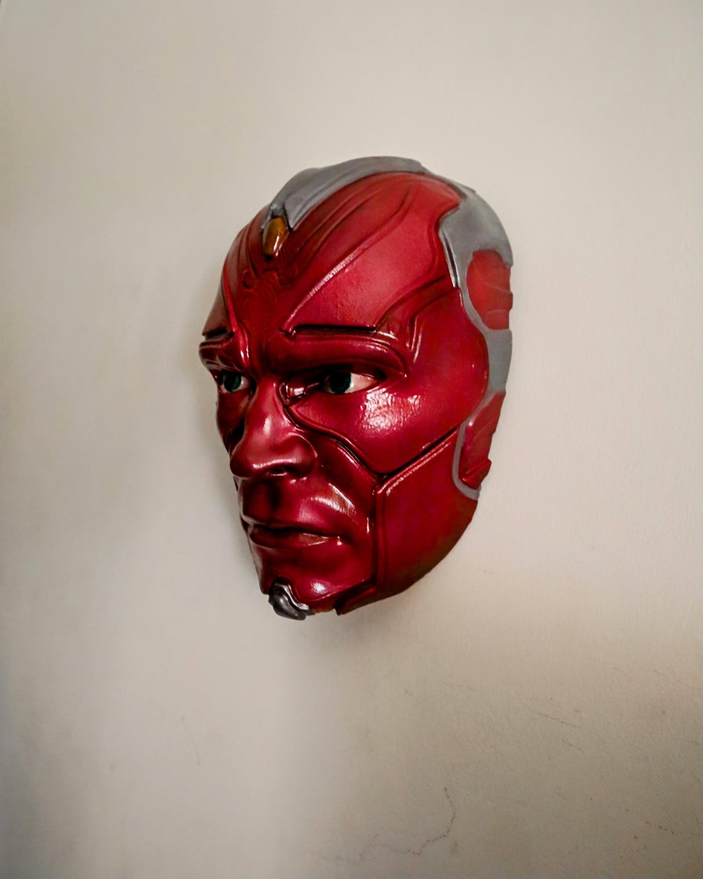 019 “VSN” – Testa a Muro Artistica di Visione Marvel • Fan Art 3D Dipinta a Mano • 23×15×10 cm
