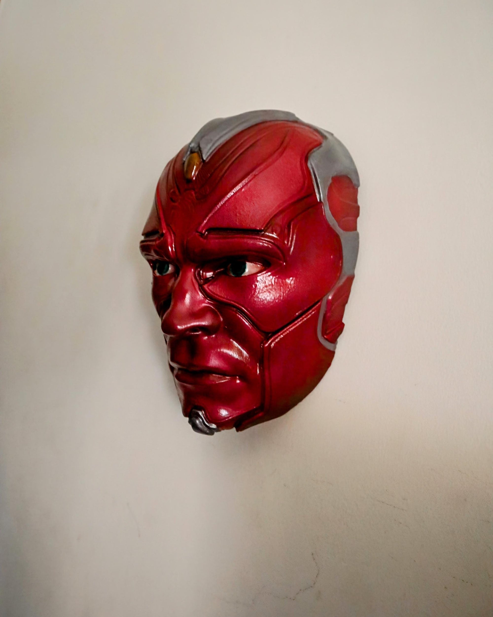 019 “VSN” – Testa a Muro Artistica di Visione Marvel • Fan Art 3D Dipinta a Mano • 23×15×10 cm