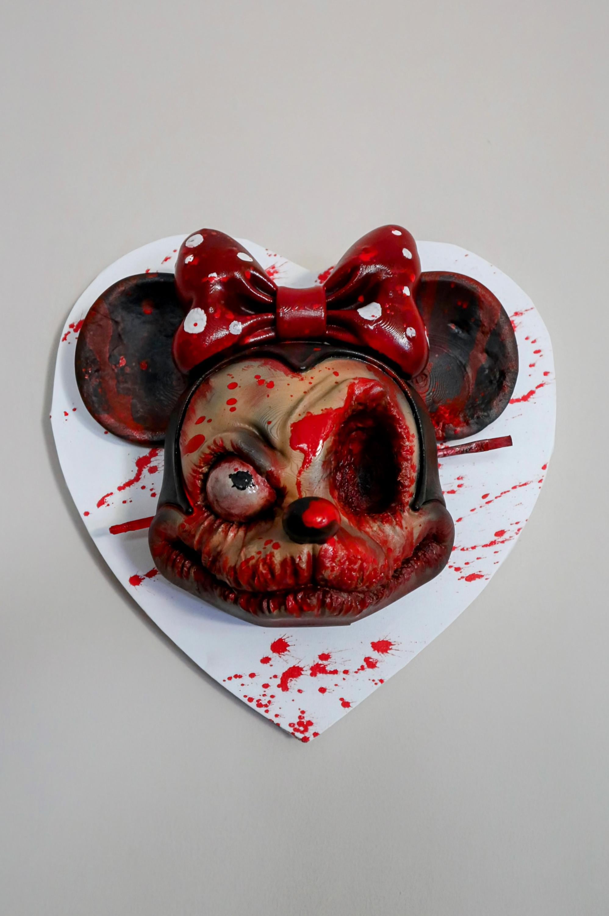 023 "MNZ" – The Murder Brush • Testa a Muro Pulp Horror 3D Dipinta a Mano • 21×24×12 cm