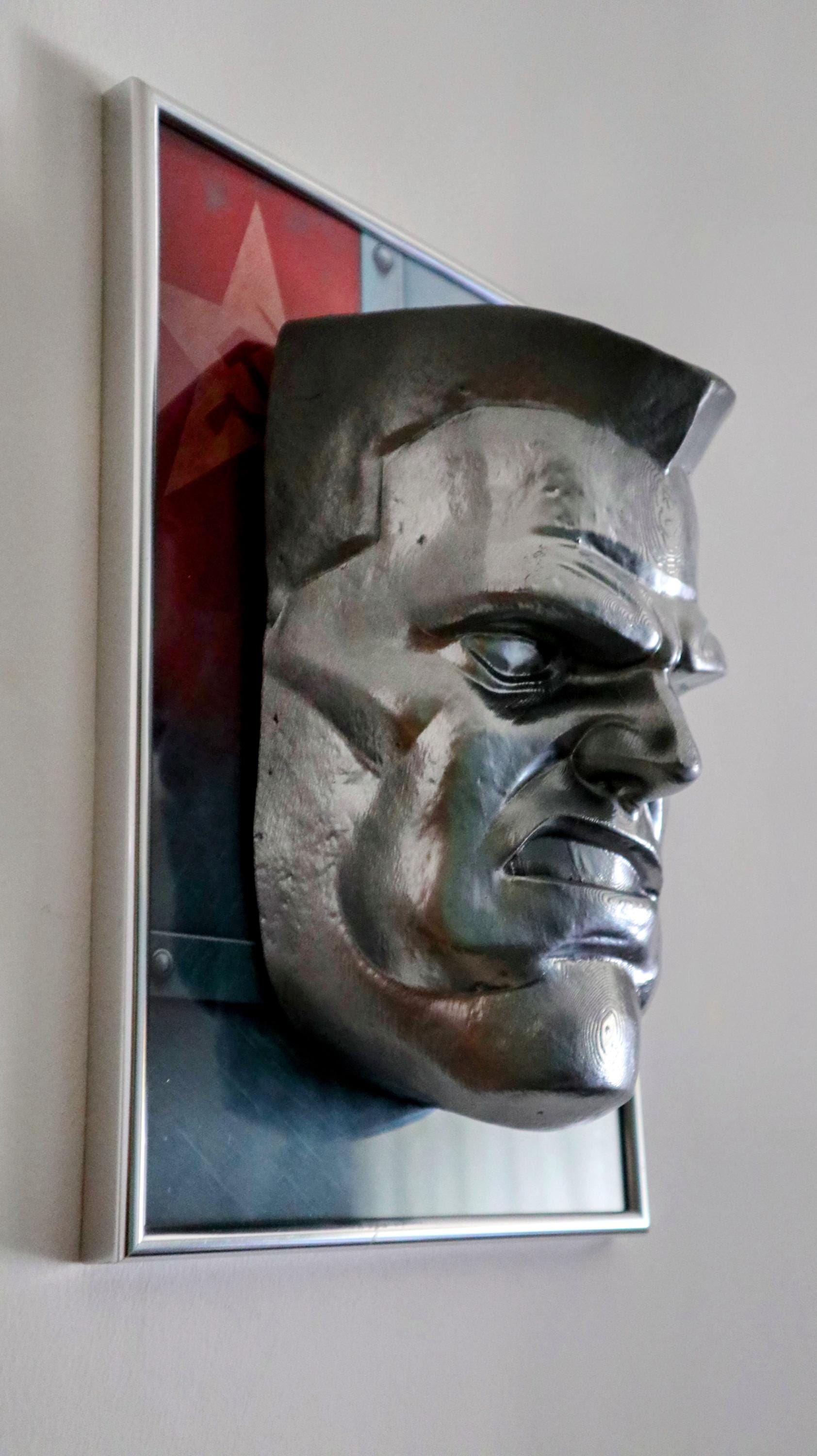Colossus 3D Wall Art – Silver Mask 30×22×10 cm • Silver Frame • Hammer and Sickle Background • Handmade