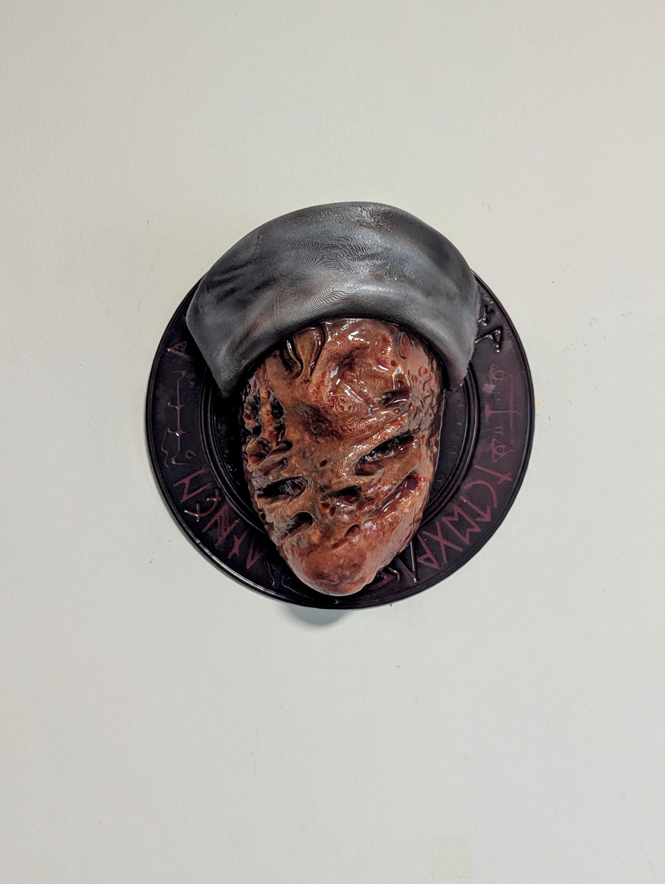 027 “SHN” – Testa artistica da parete dell’infermiera di Silent Hill - Fan Art 3D dipinta a mano - Base Ø24×9 cm
