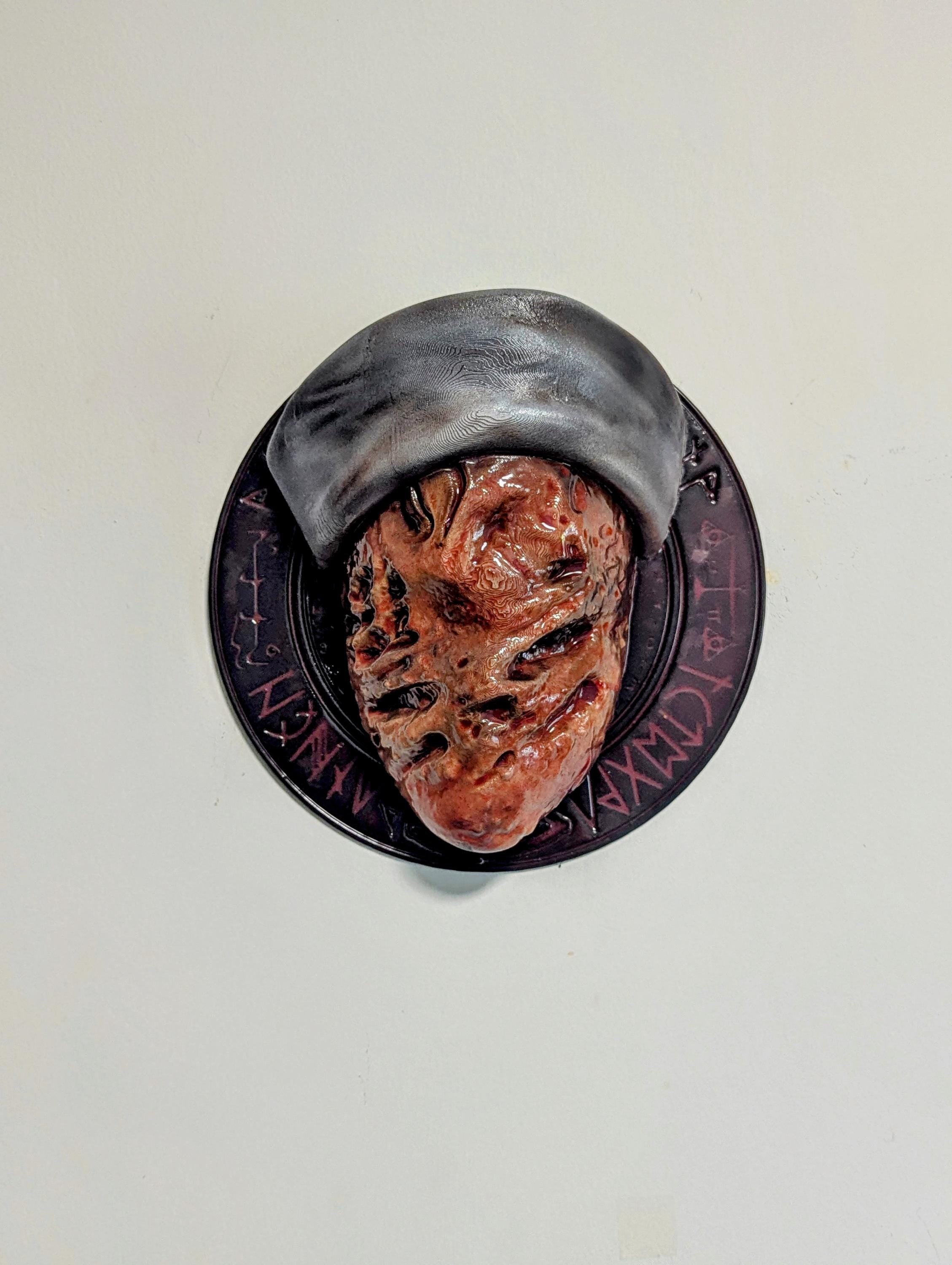 027 “SHN” – Testa artistica da parete dell’infermiera di Silent Hill - Fan Art 3D dipinta a mano - Base Ø24×9 cm