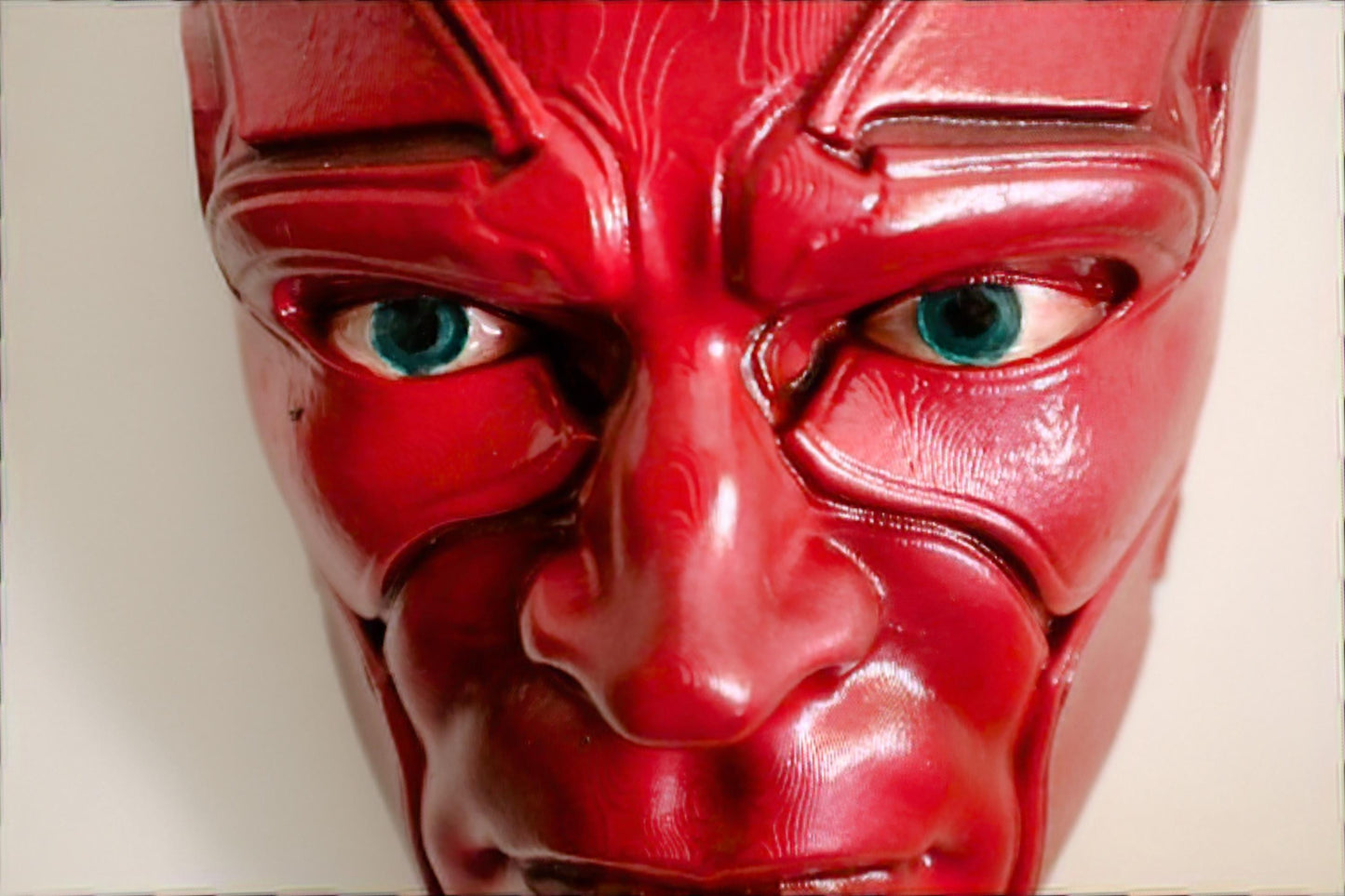 019 “VSN” – Testa a Muro Artistica di Visione Marvel • Fan Art 3D Dipinta a Mano • 23×15×10 cm