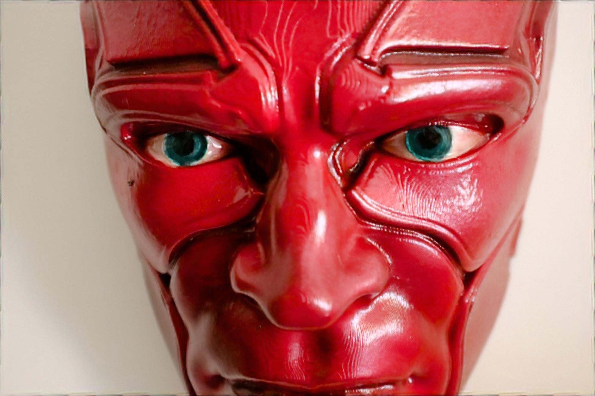 019 “VSN” – Testa a Muro Artistica di Visione Marvel • Fan Art 3D Dipinta a Mano • 23×15×10 cm