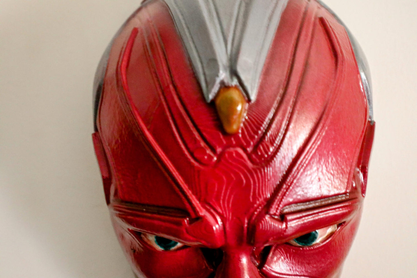 019 “VSN” – Testa a Muro Artistica di Visione Marvel • Fan Art 3D Dipinta a Mano • 23×15×10 cm
