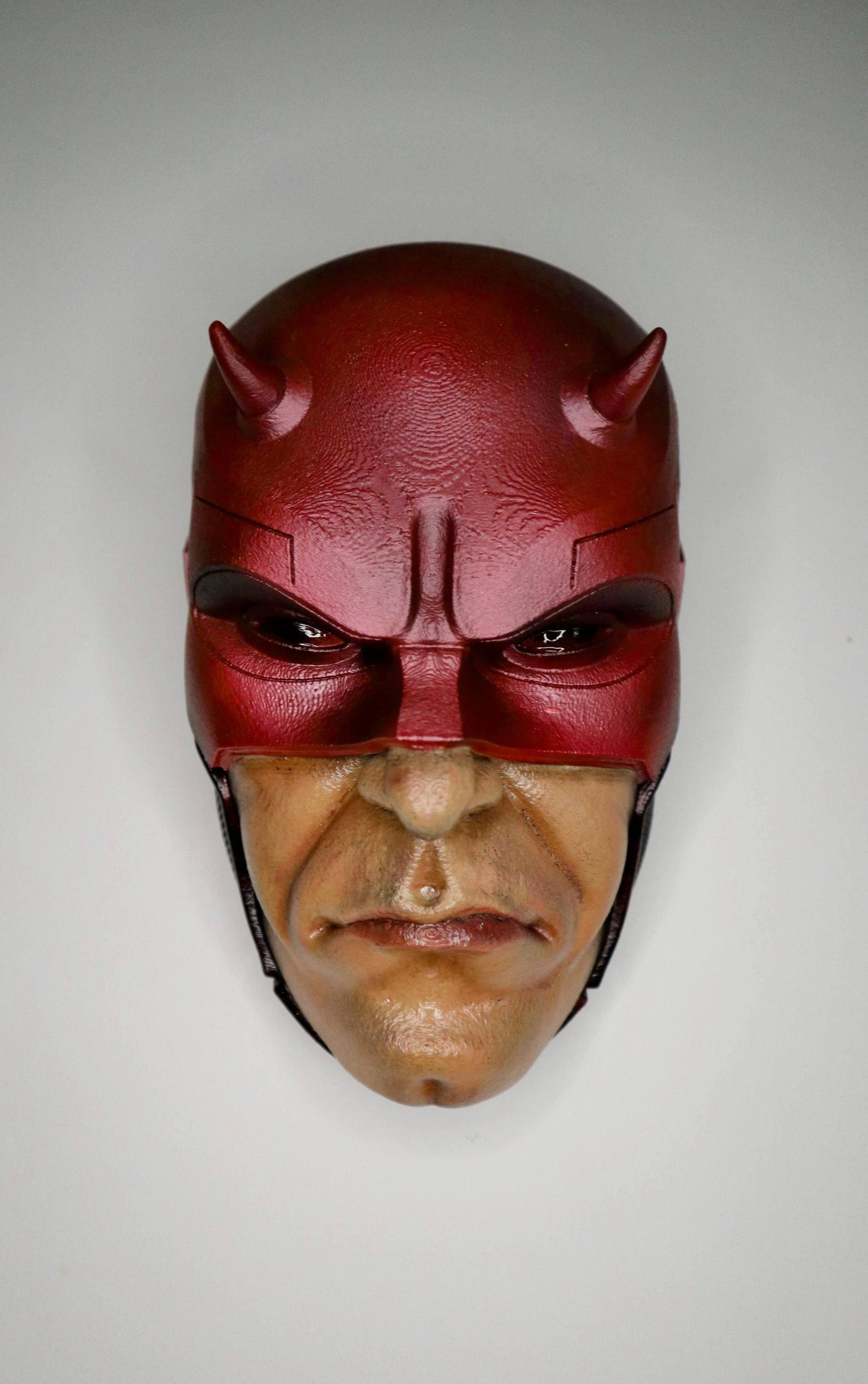 026 “DRD” – Testa a Muro Artistica di Daredevil • Fan Art 3D Dipinta a Mano • 24×15×11 cm