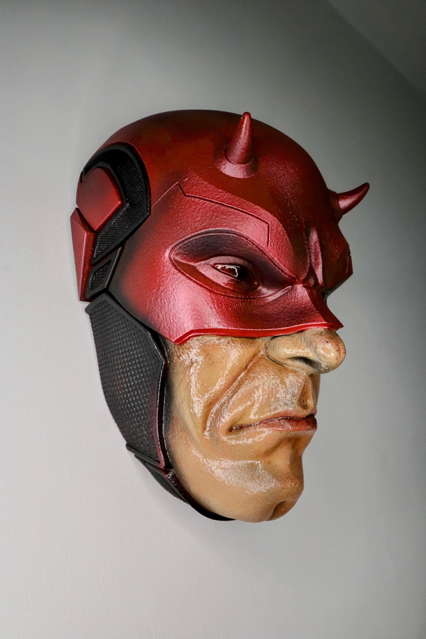 026 “DRD” – Testa a Muro Artistica di Daredevil • Fan Art 3D Dipinta a Mano • 24×15×11 cm