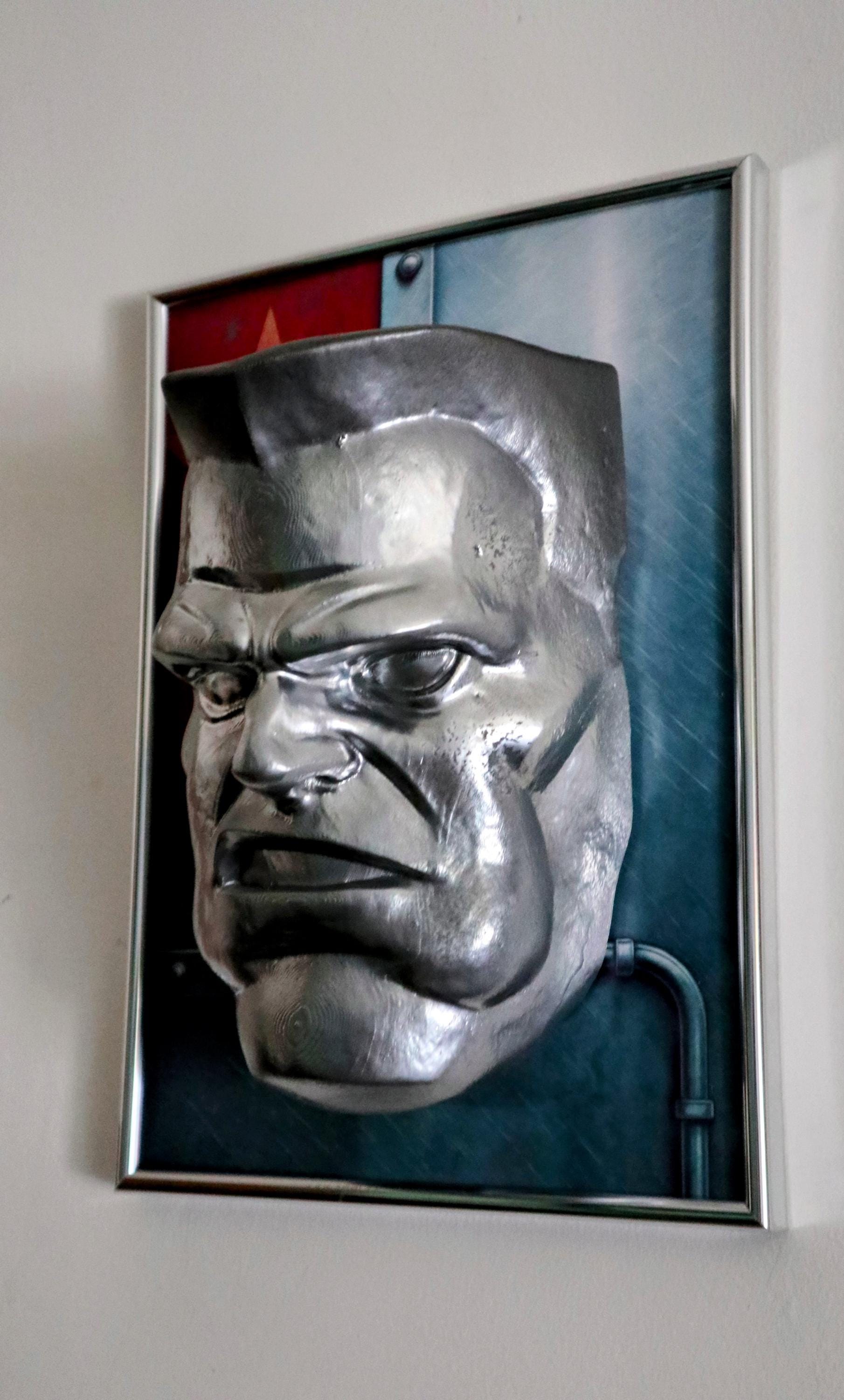 Colossus 3D Wall Art – Silver Mask 30×22×10 cm • Silver Frame • Hammer and Sickle Background • Handmade