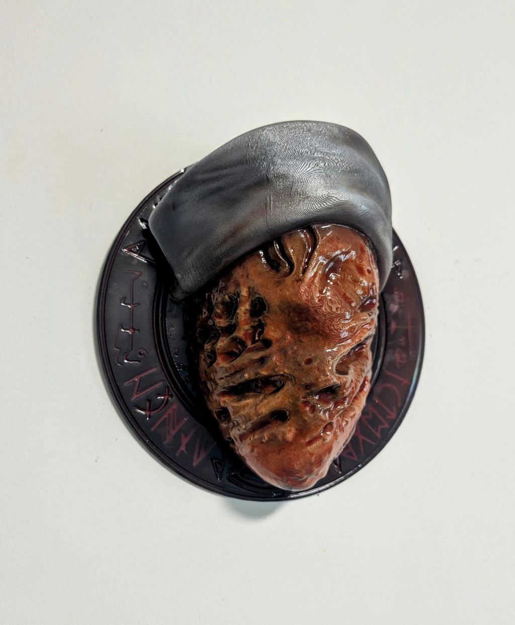 027 “SHN” – Testa artistica da parete dell’infermiera di Silent Hill - Fan Art 3D dipinta a mano - Base Ø24×9 cm