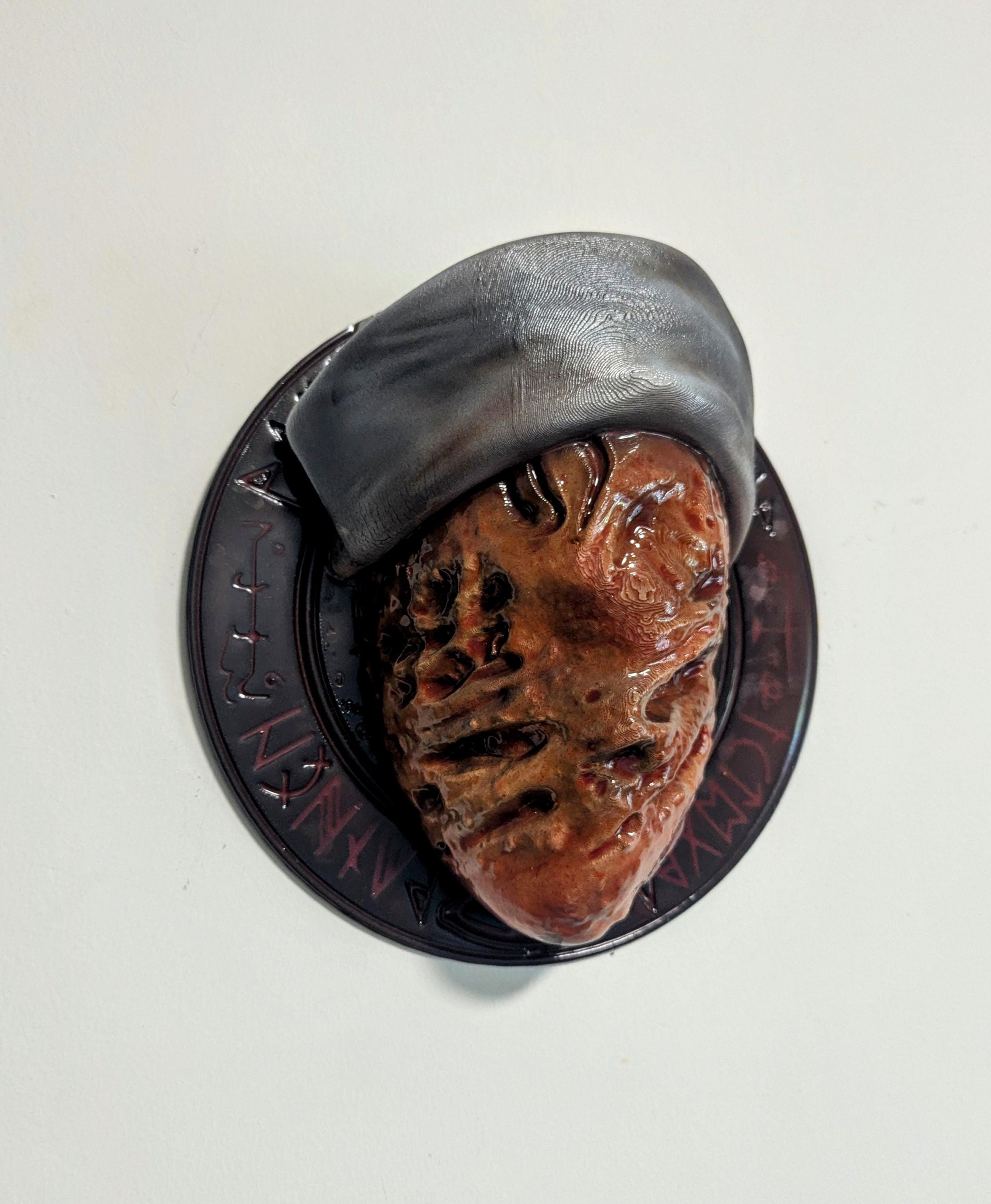 027 “SHN” – Testa artistica da parete dell’infermiera di Silent Hill - Fan Art 3D dipinta a mano - Base Ø24×9 cm
