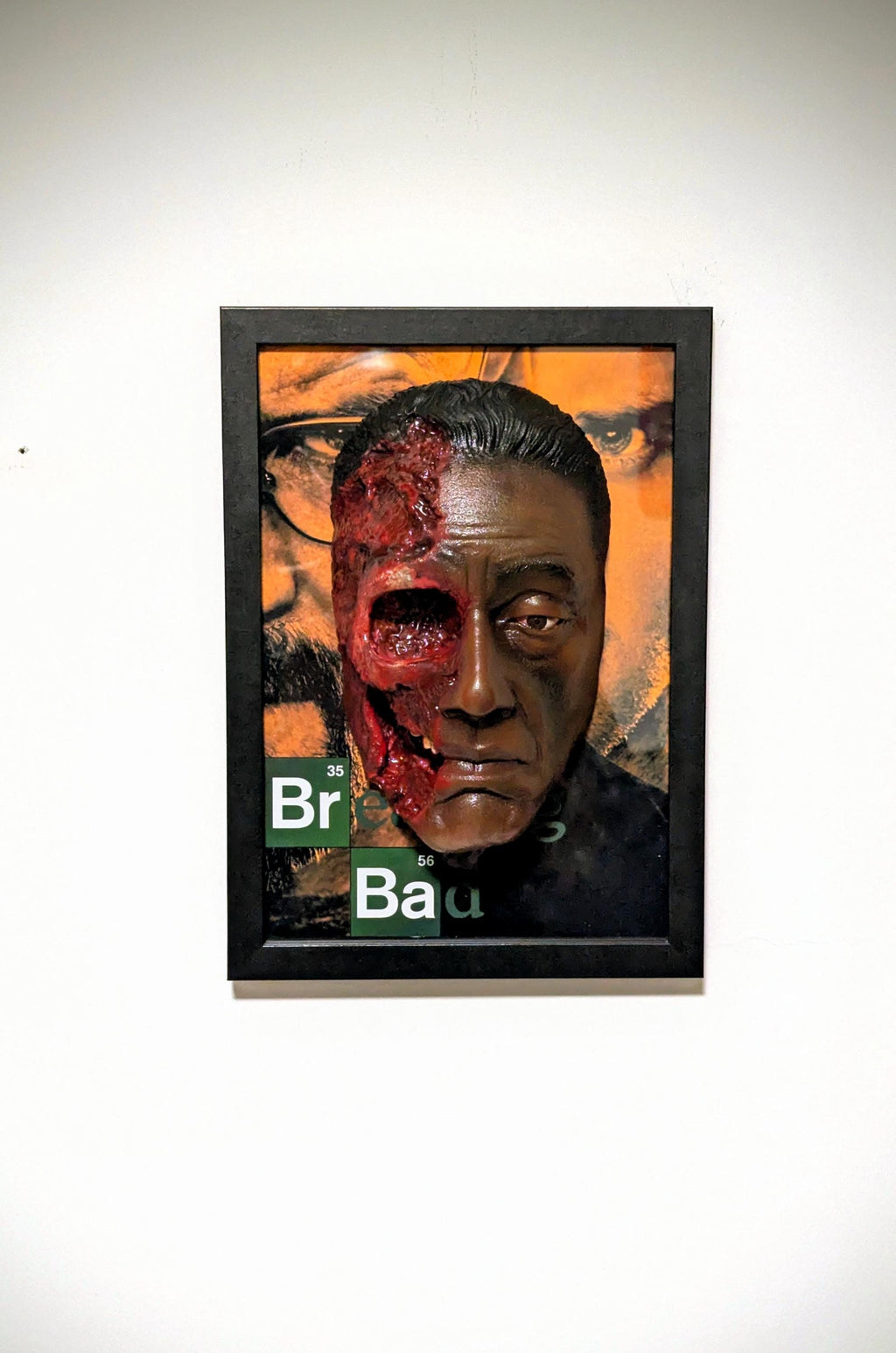 GUS – Scultura 3D da Parete Fan Art Breaking Bad • Gus Fring Esplosione • Cornice con Effetto Cinematografico • 30×22×12 cm