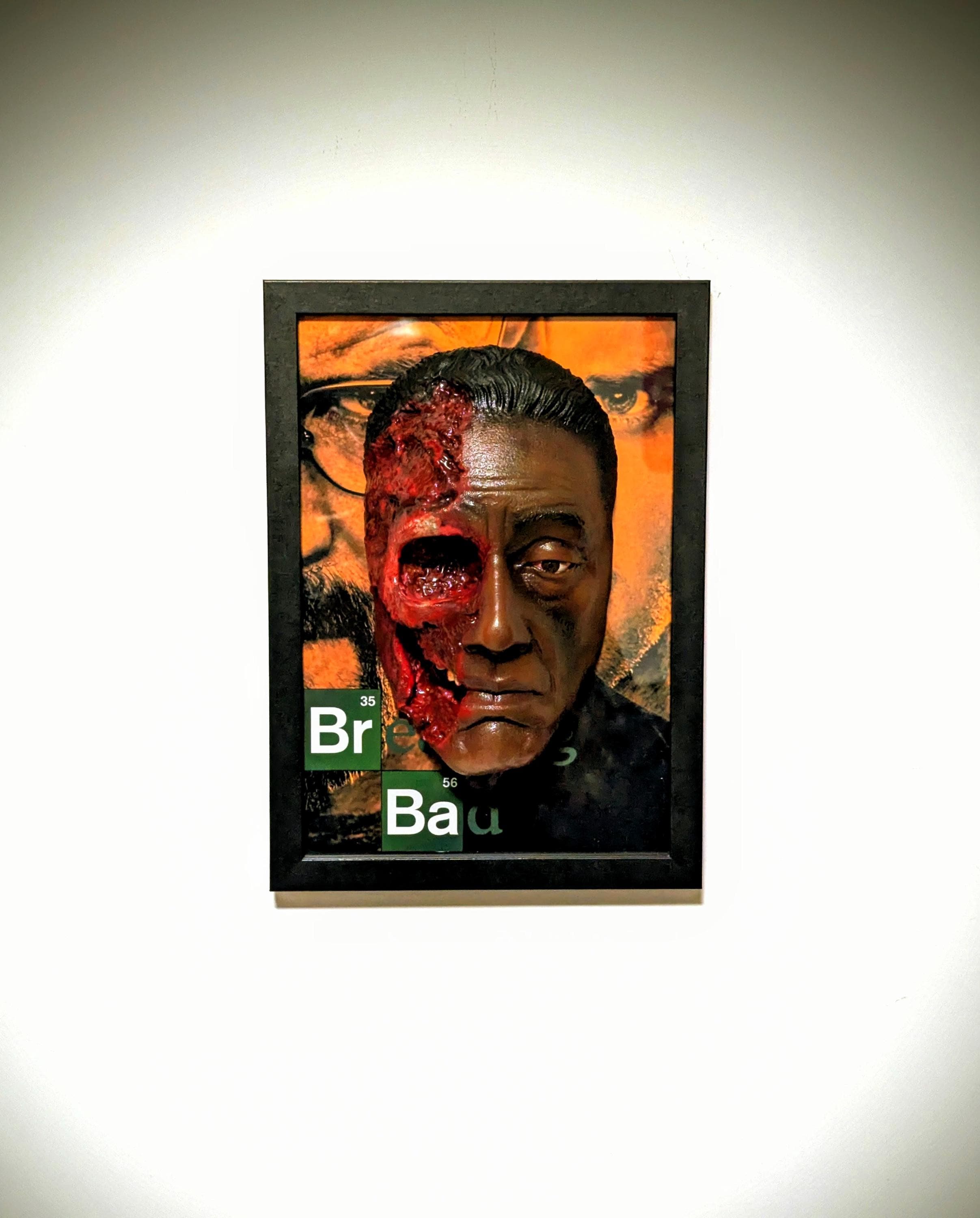 GUS – Scultura 3D da Parete Fan Art Breaking Bad • Gus Fring Esplosione • Cornice con Effetto Cinematografico • 30×22×12 cm