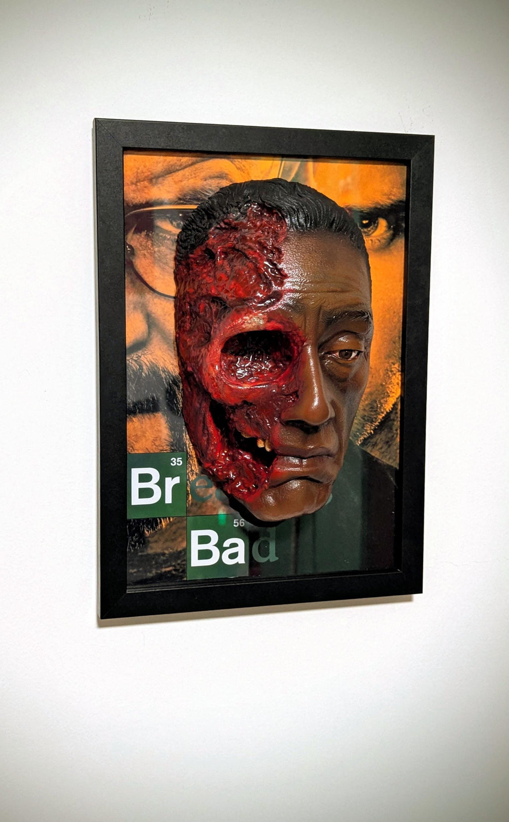 GUS – Scultura 3D da Parete Fan Art Breaking Bad • Gus Fring Esplosione • Cornice con Effetto Cinematografico • 30×22×12 cm