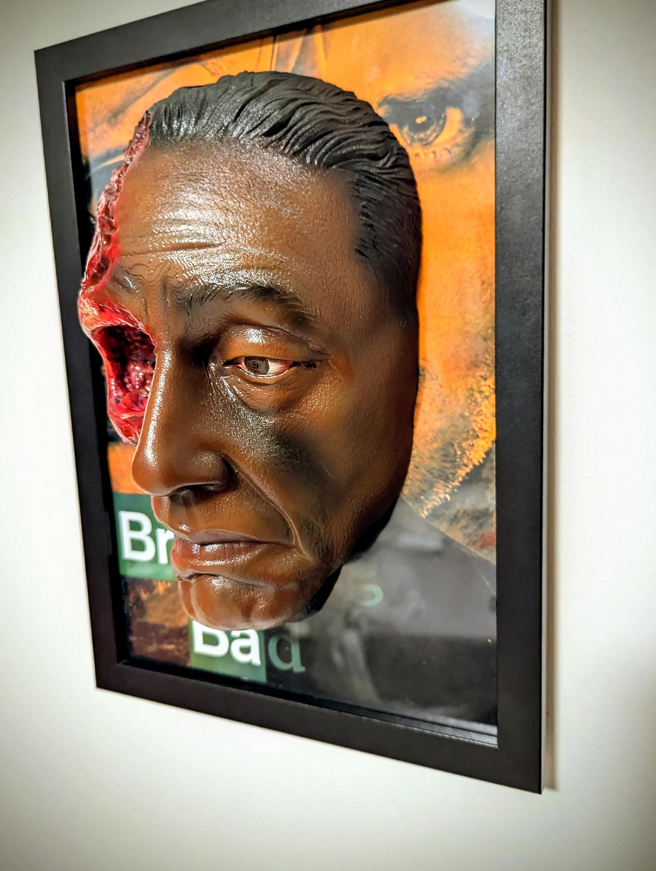 GUS – Scultura 3D da Parete Fan Art Breaking Bad • Gus Fring Esplosione • Cornice con Effetto Cinematografico • 30×22×12 cm