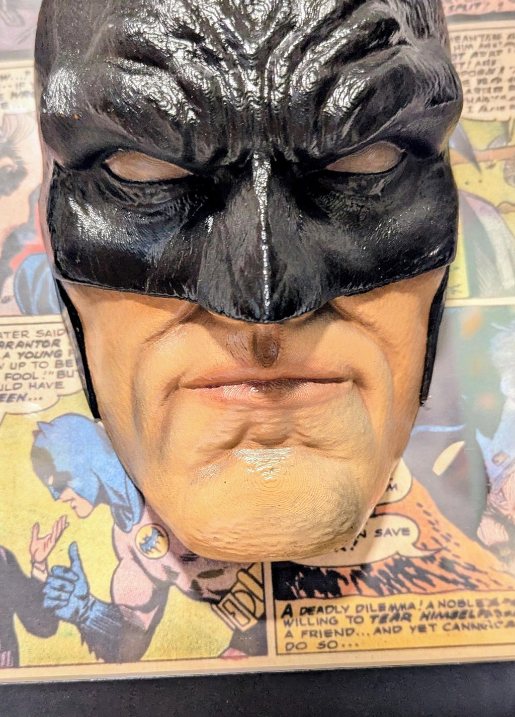 Shadow of the Knight – Scultura da parete 3D ispirata a Batman - Fan Art gotica - Cornice scura con effetto notturno - 30×22×12 cm