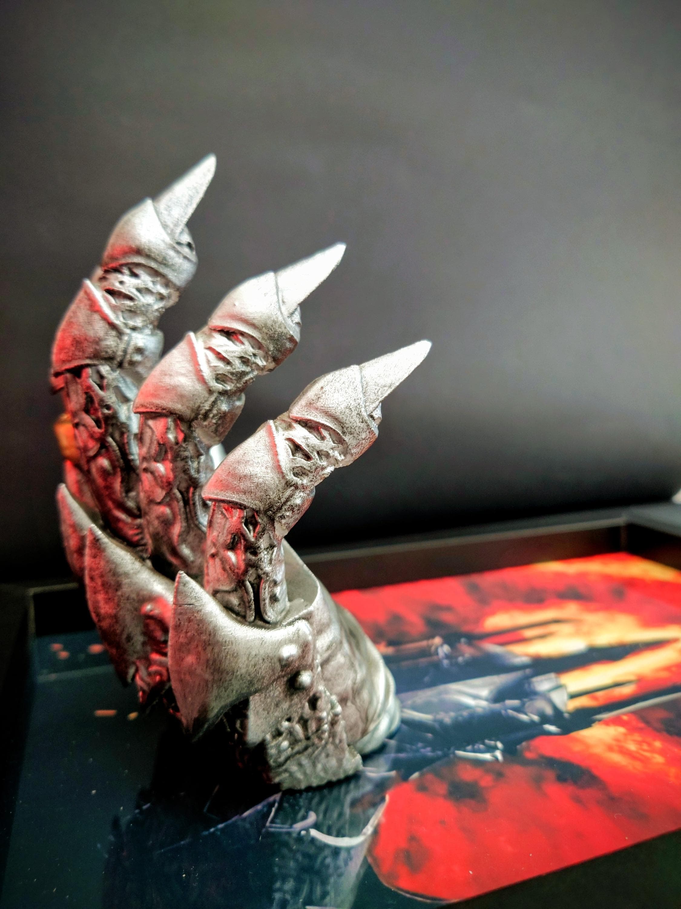 Sauron Hand – Quadro 3D Artistico • Fan Art Dipinta a Mano • Lord of the Rings • 33×24×15 cm