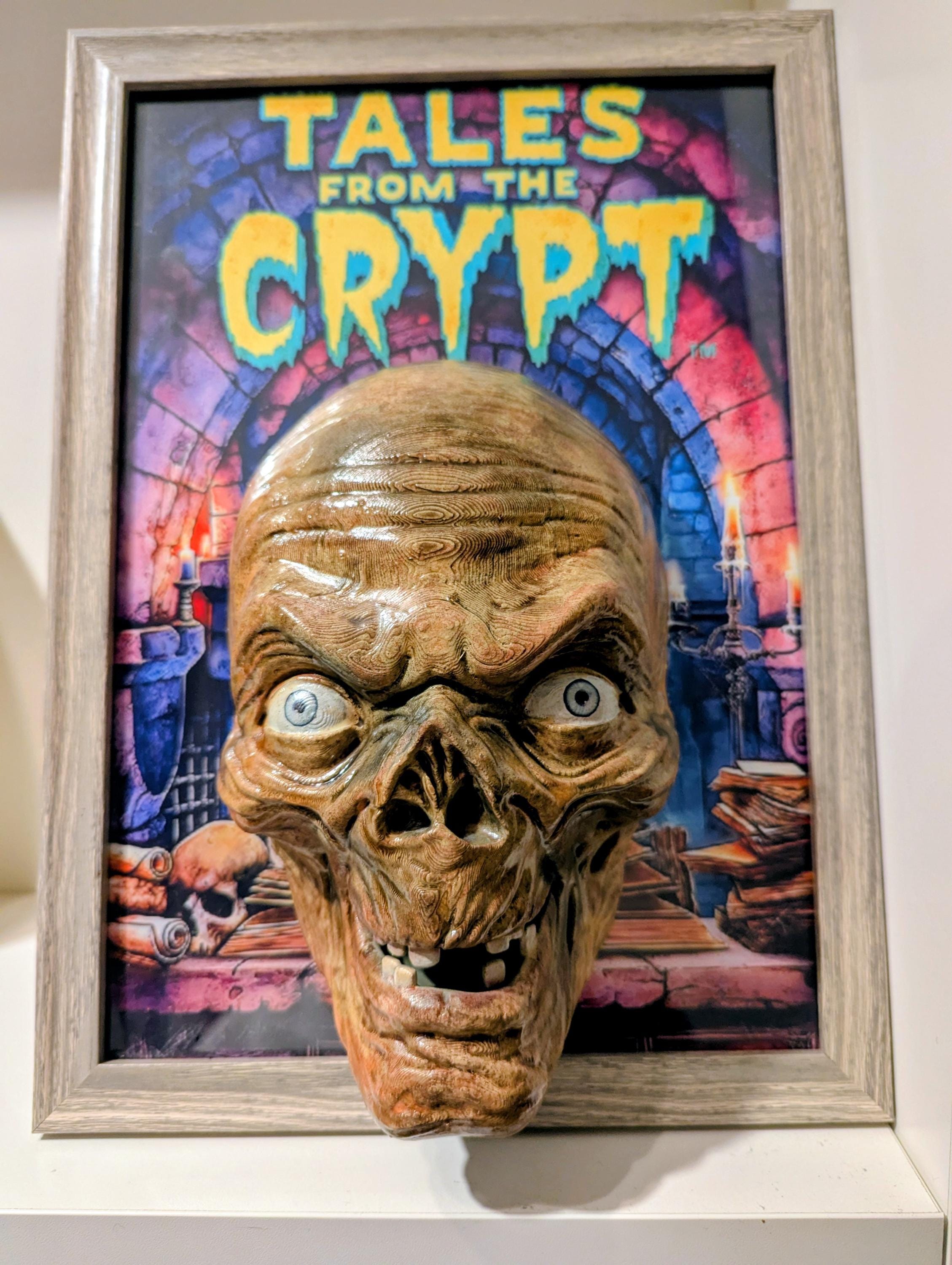 Tales from the Crypt – Quadro 3D Artistico • Fan Art Dipinta a Mano • Crypt Keeper • 33×23×8 cm