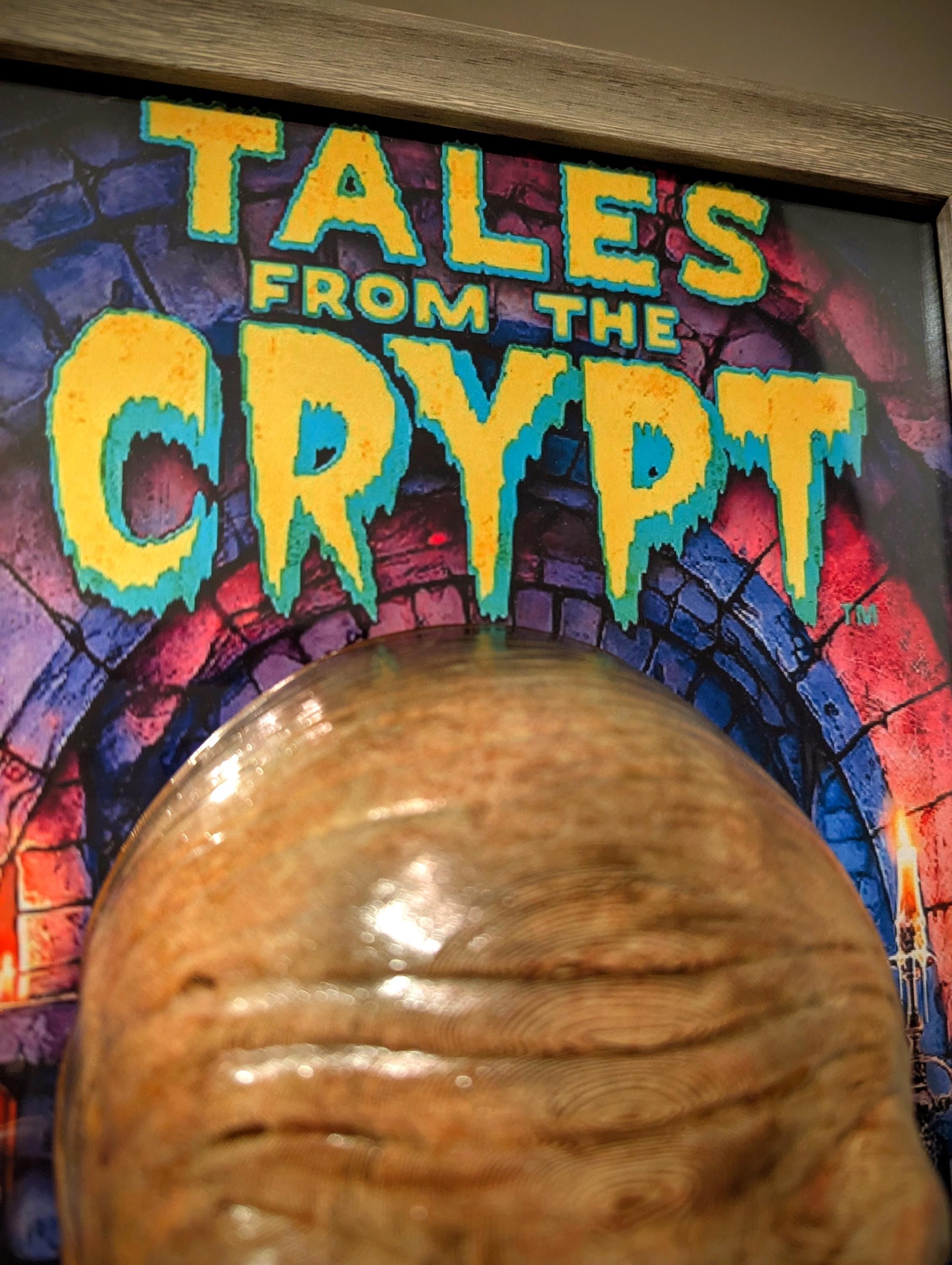 Tales from the Crypt – Quadro 3D Artistico • Fan Art Dipinta a Mano • Crypt Keeper • 33×23×8 cm