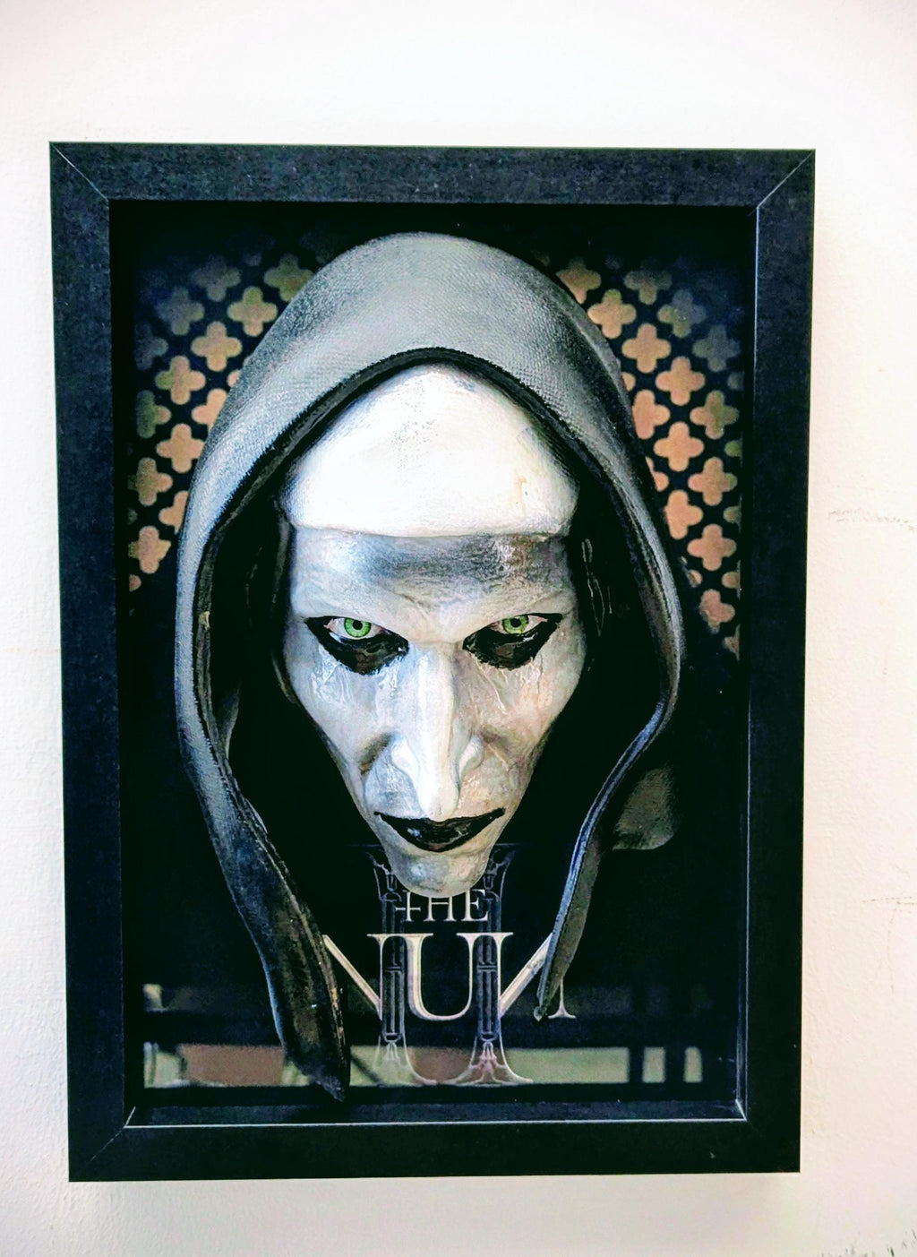 L’Abisso ha un Velo – Scultura 3D da Parete Ispirata a The Nun • Fan Art Horror • Valak con Cornice Gotica • 30×22×12 cm