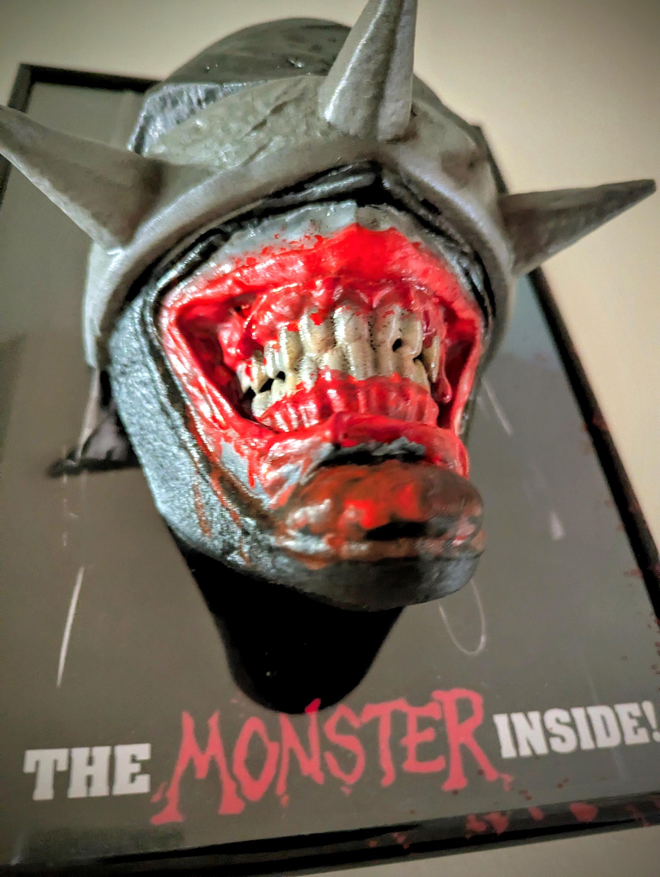 Laughing Darkness – Scultura da parete 3D ispirata a Batman - Fan Art gotica - Cornice scura con effetto notturno - 30×22×12 cm