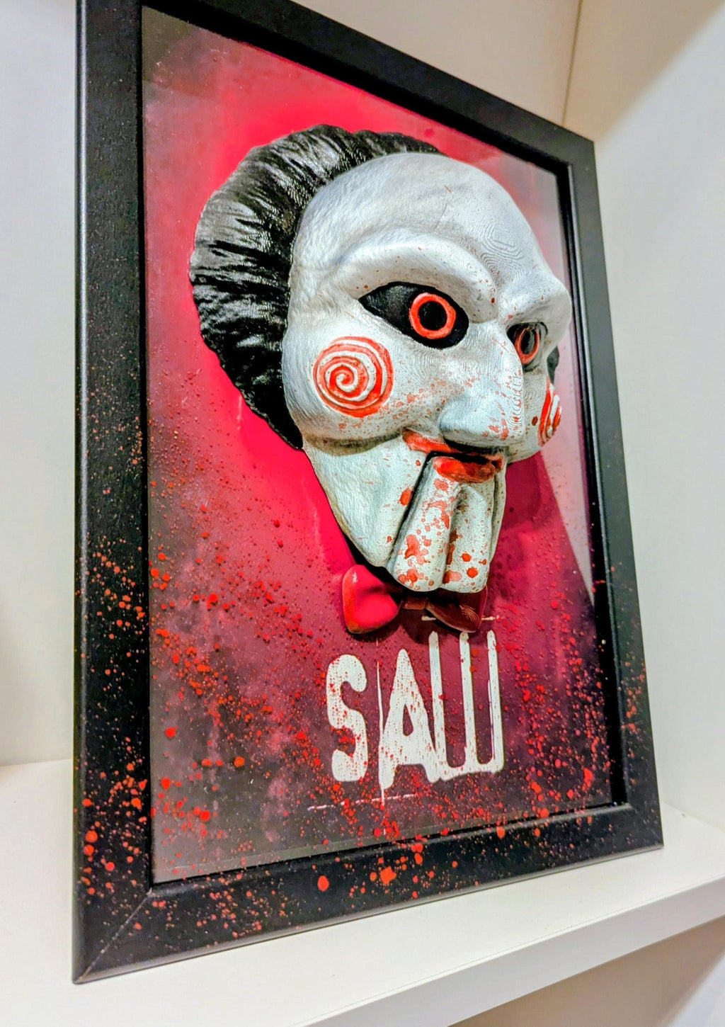 Saw Billy – Quadro 3D Artistico • Fan Art Dipinta a Mano • 30×22×12 cm