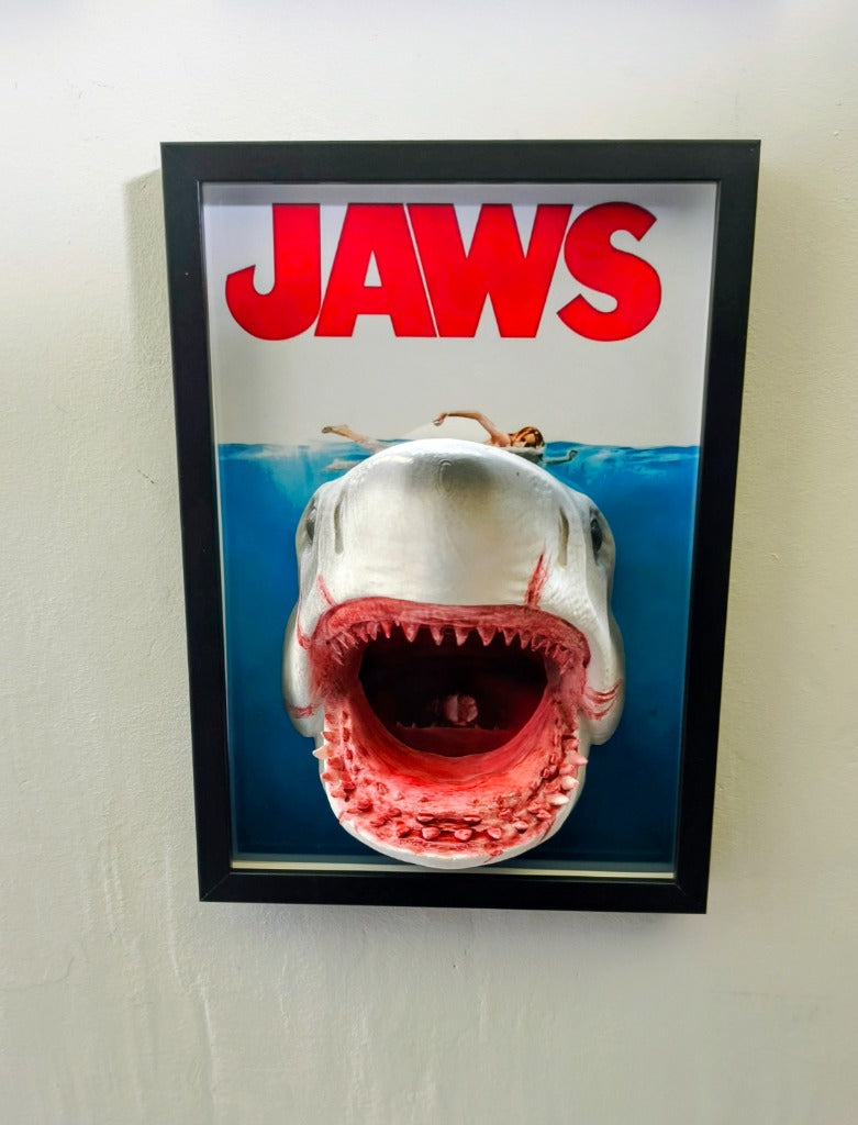 Nightmares in Frame - Shark Bite (Jaws) — Cornice Nera (Black Frame) Vista frontale | The Frame Beyond