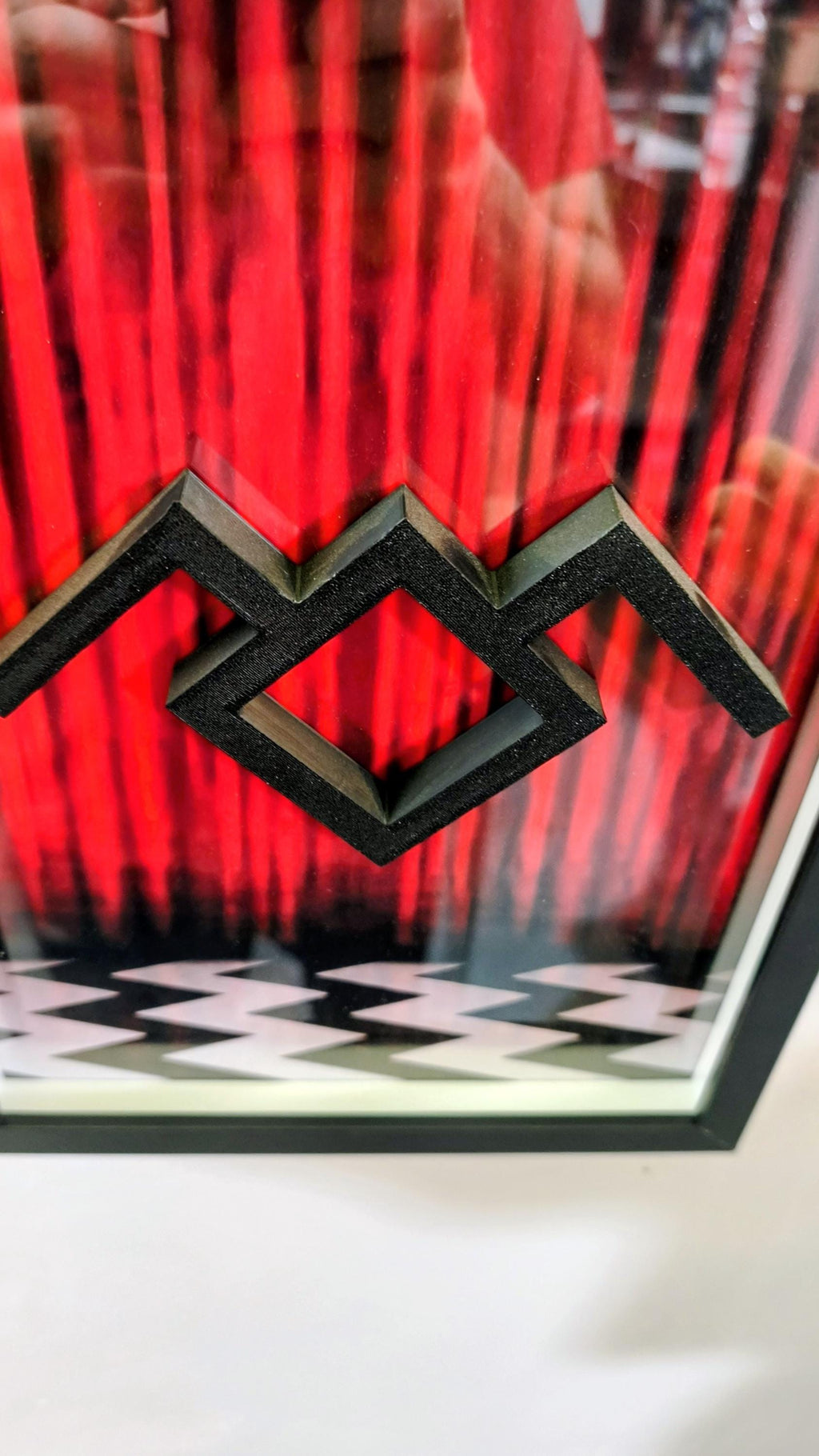 Framed Cults - The Lodge Symbol - Twin Peaks — Vista angolare | The Frame Beyond