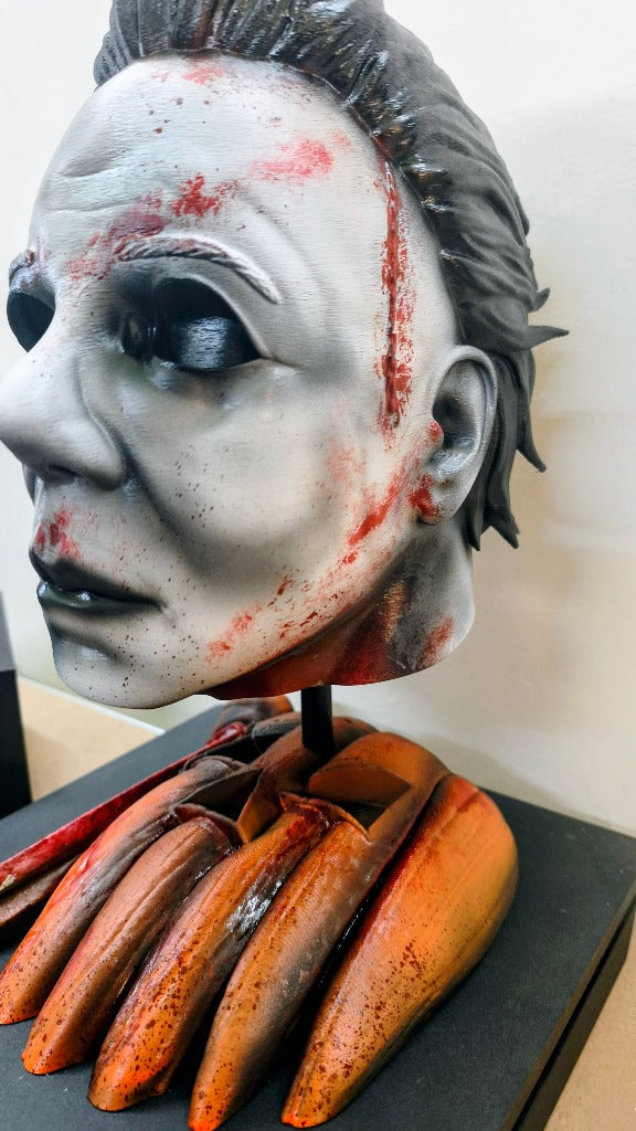 RELICS: The Last Cut - Michael Myers (Halloween 1978) — Vista a tre quarti con basetta espositiva e coltello | The Frame Beyond