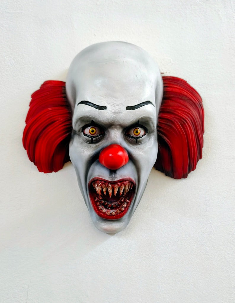 RELICS: The Last Cut - Pennywise 1990 (IT) — Vista frontale scultura da parete dipinta a mano | The Frame Beyond