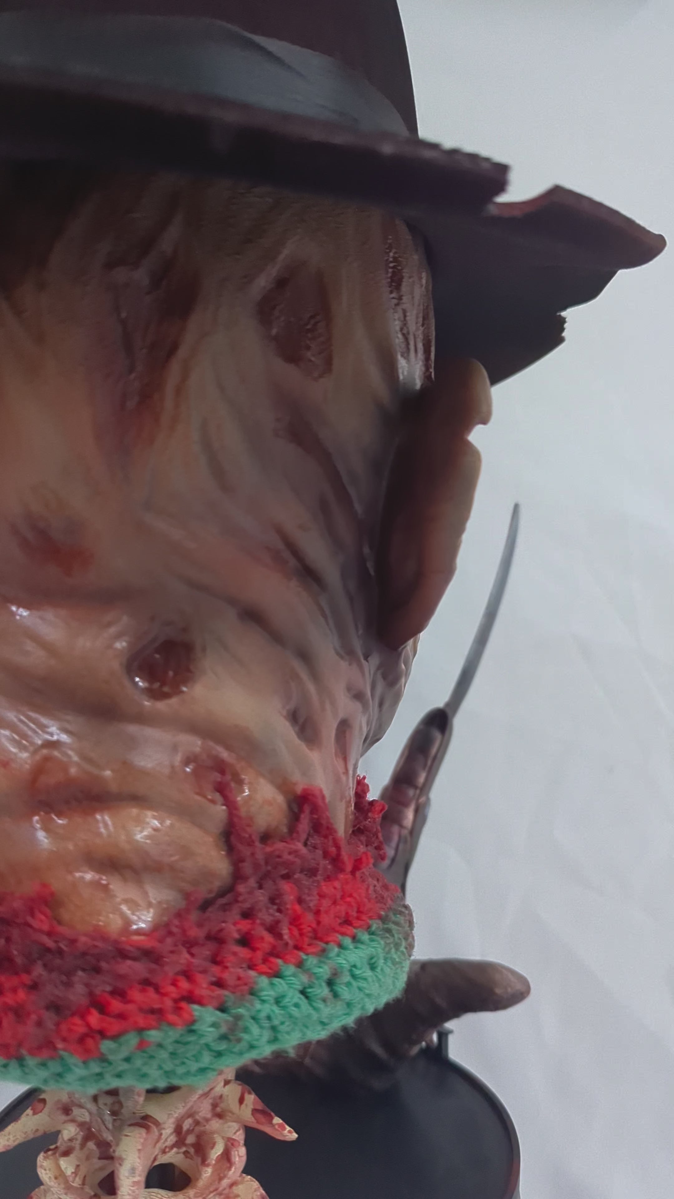 Freddy Krueger – Relics: The Damned | Busto Artigianale con Cappello Removibile e Guanto Magnetico | The Frame Beyond